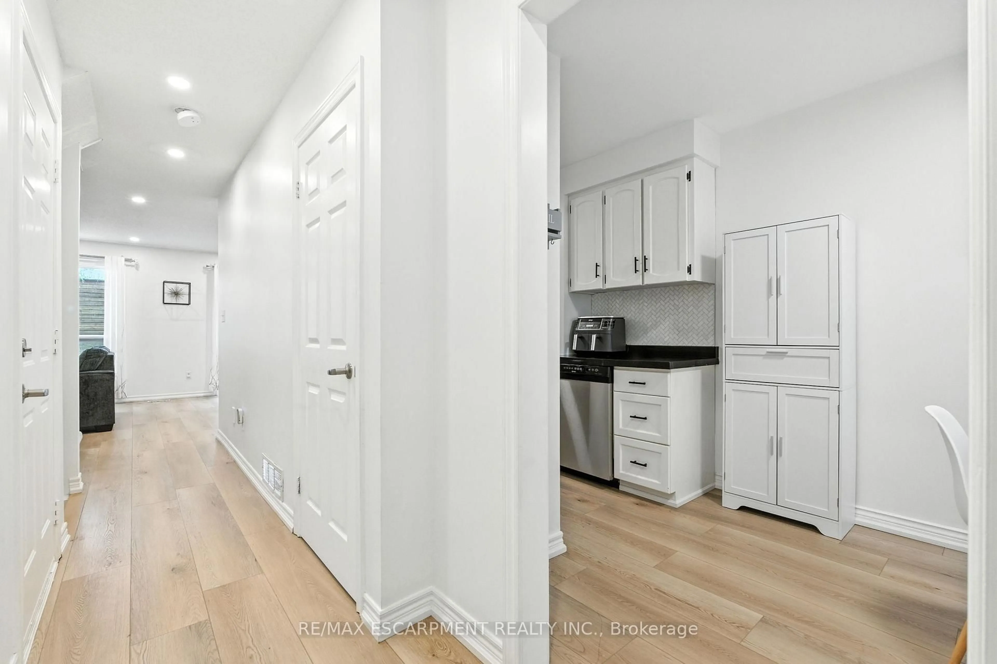 Open concept kitchen, unknown for 2252 Walkers Line #4, Burlington Ontario L7M 3Y8