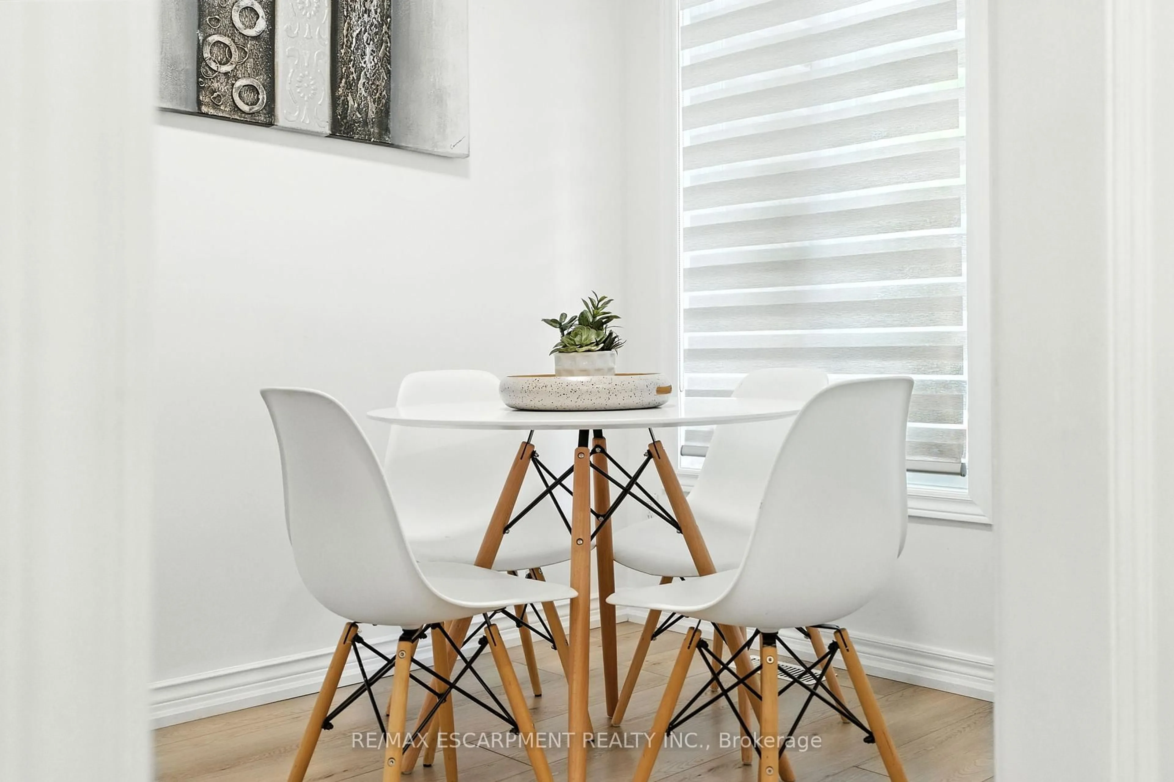 Dining room, wood/laminate floor for 2252 Walkers Line #4, Burlington Ontario L7M 3Y8