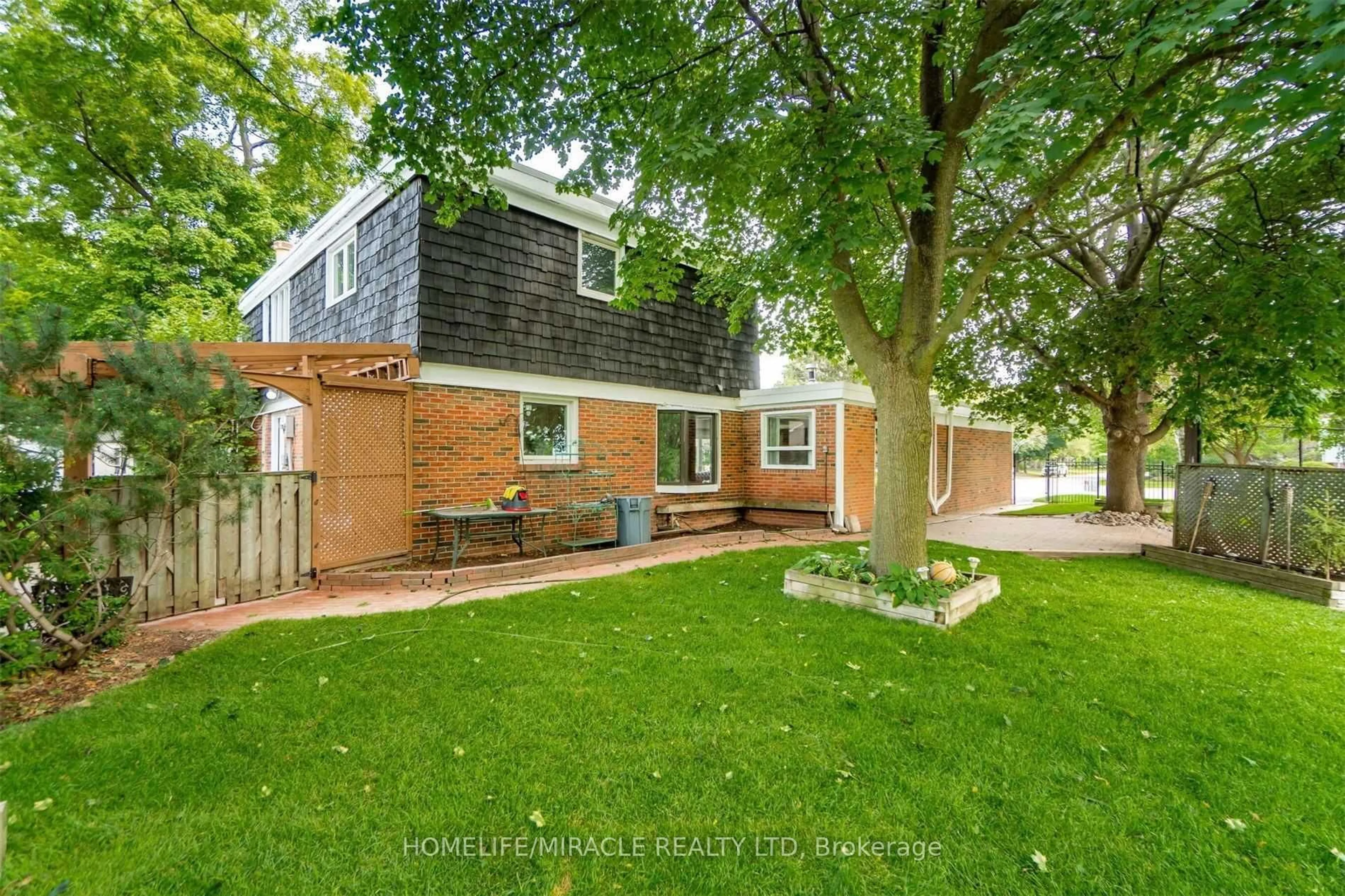A pic from outside/outdoor area/front of a property/back of a property/a pic from drone, street for 10 Heather Pl, Brampton Ontario L6S 1E8