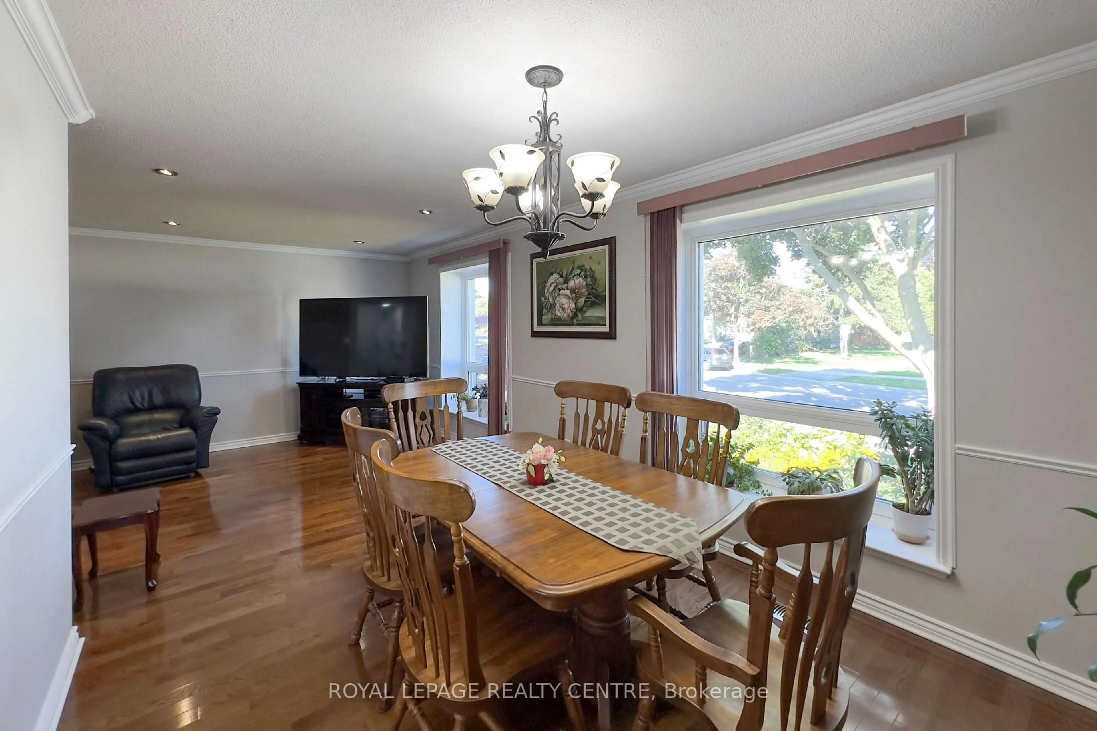 Dining room, wood/laminate floor for 254 Louis Dr, Mississauga Ontario L5B 1Y9