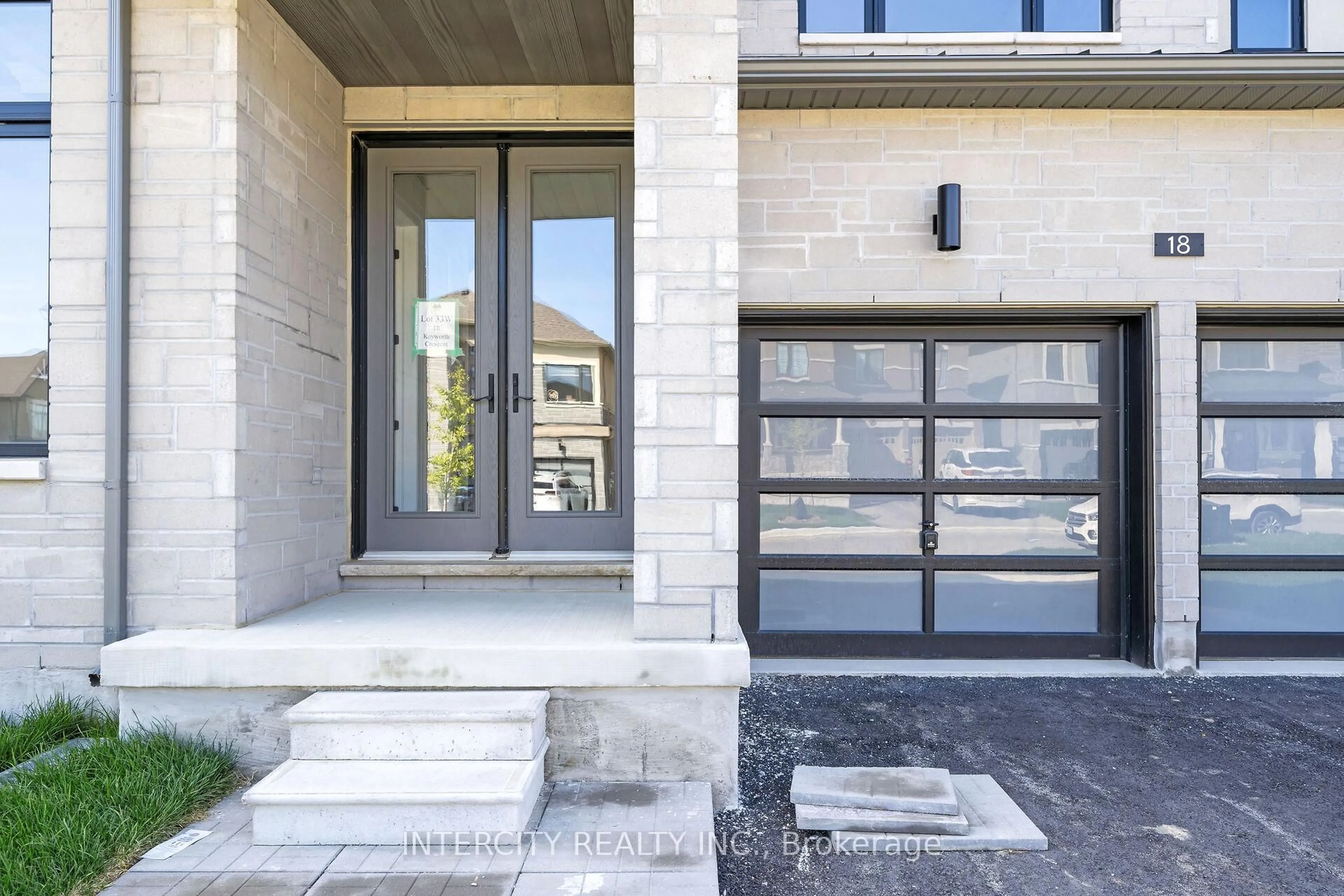 Indoor entryway for 18 Keyworth Cres, Brampton Ontario L6R 4E9
