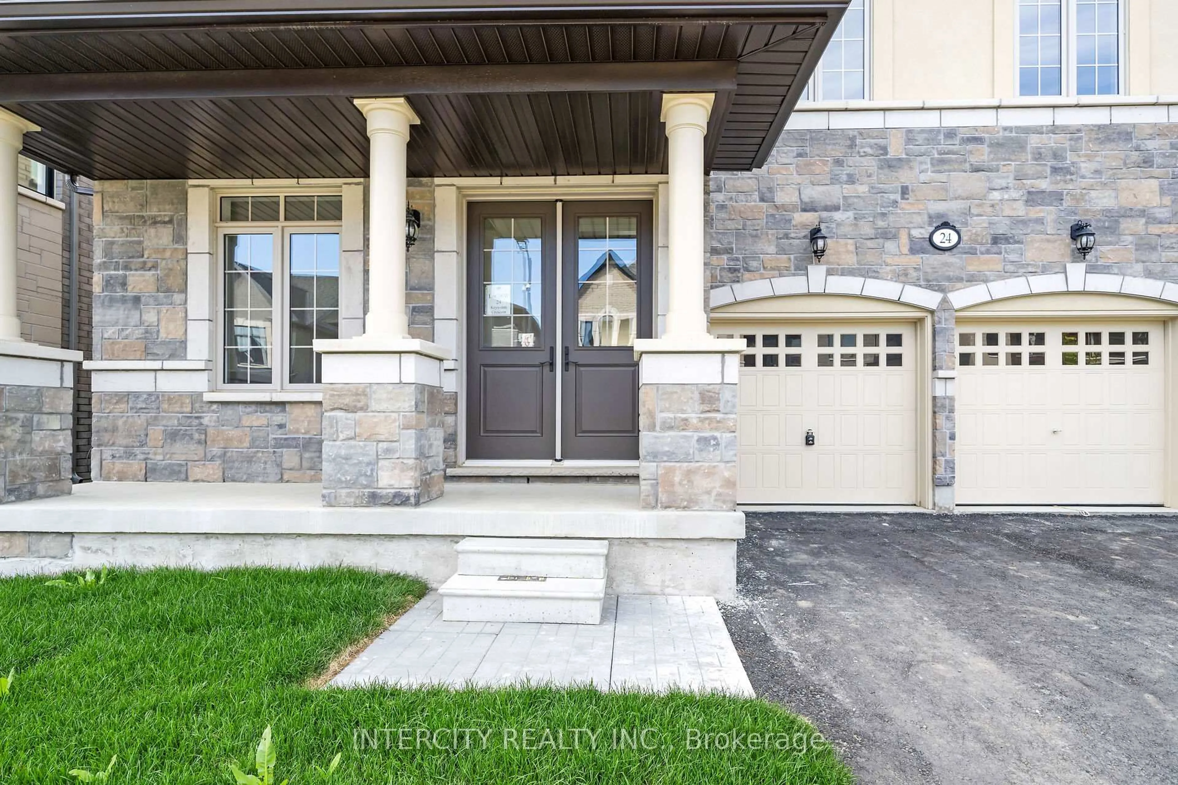 Indoor entryway for 24 Keyworth Cres, Brampton Ontario L6R 4G3