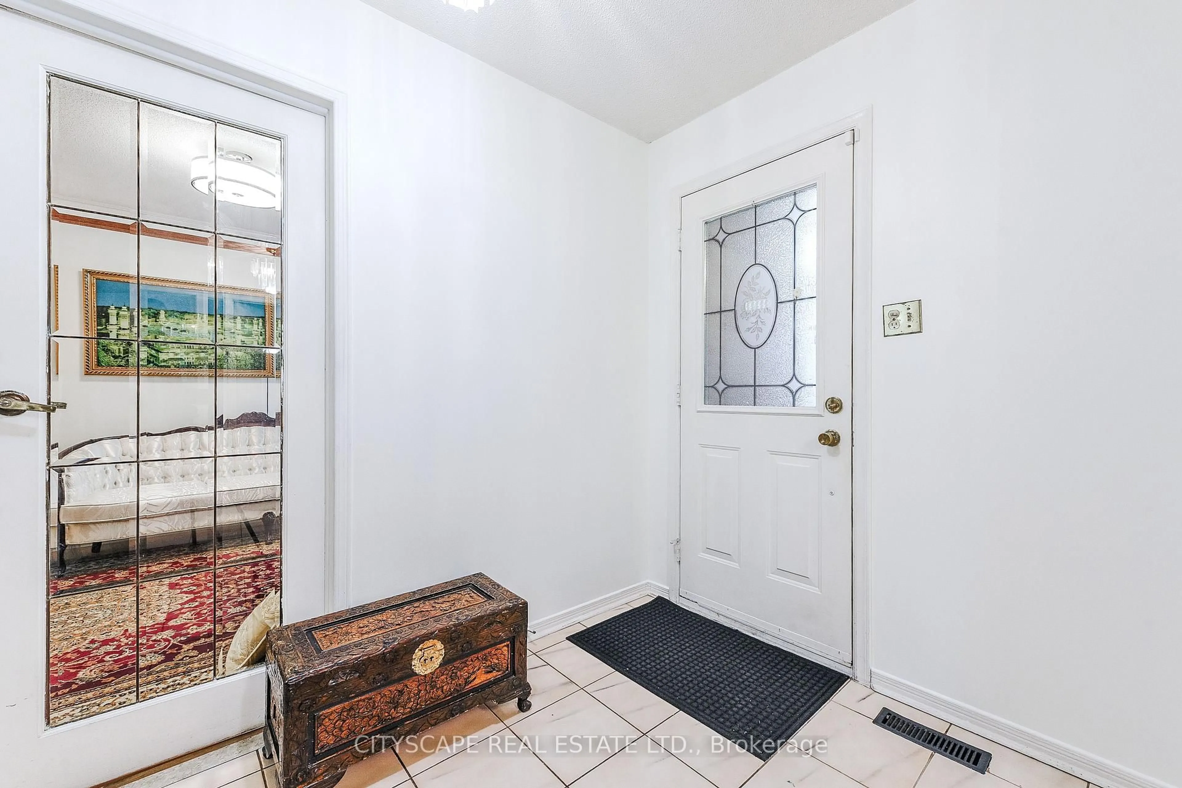 Indoor entryway for 379 Wallenberg Cres, Mississauga Ontario L5B 3N1