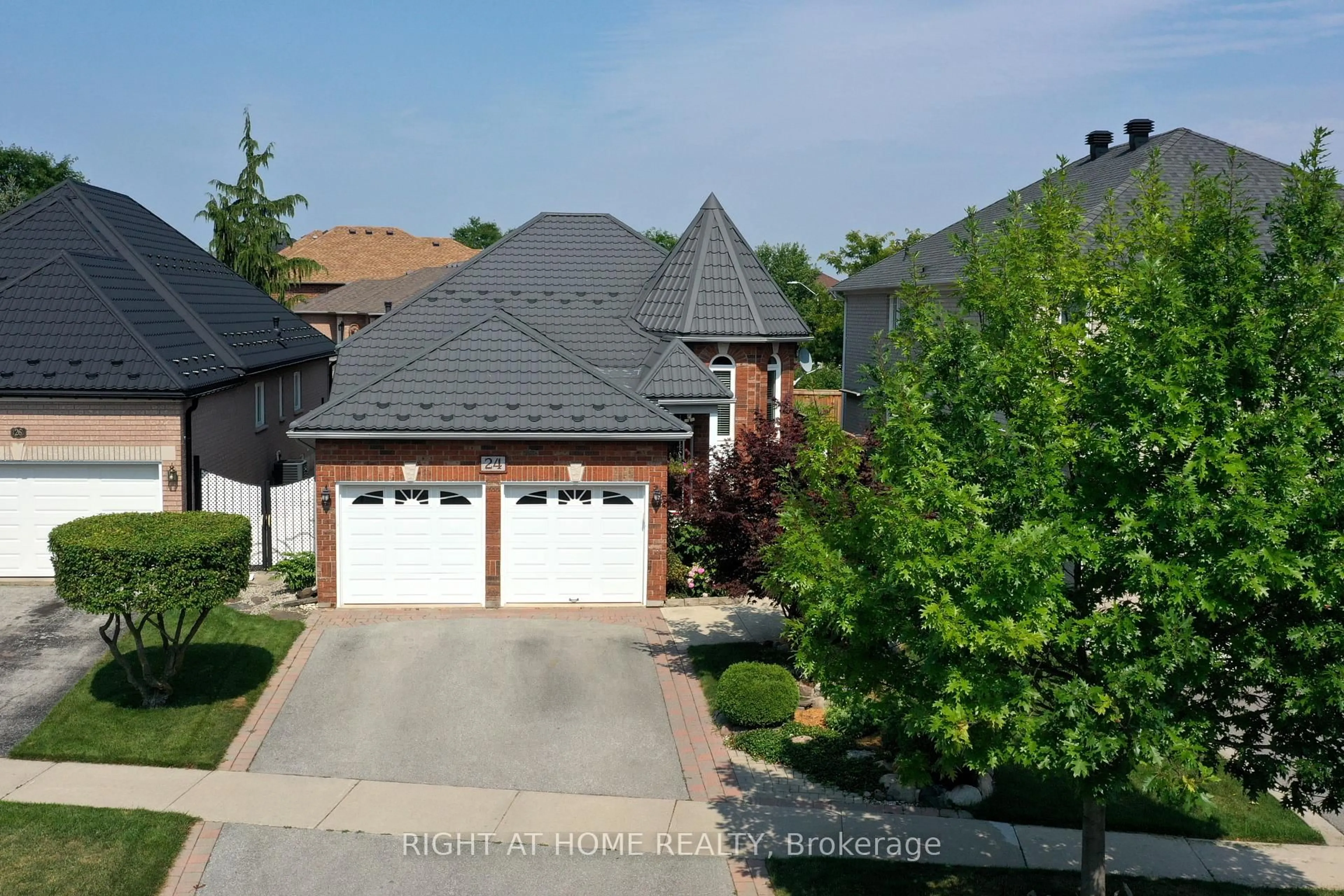 A pic from outside/outdoor area/front of a property/back of a property/a pic from drone, street for 24 Huffmann Dr, Halton Hills Ontario L7G 5W4