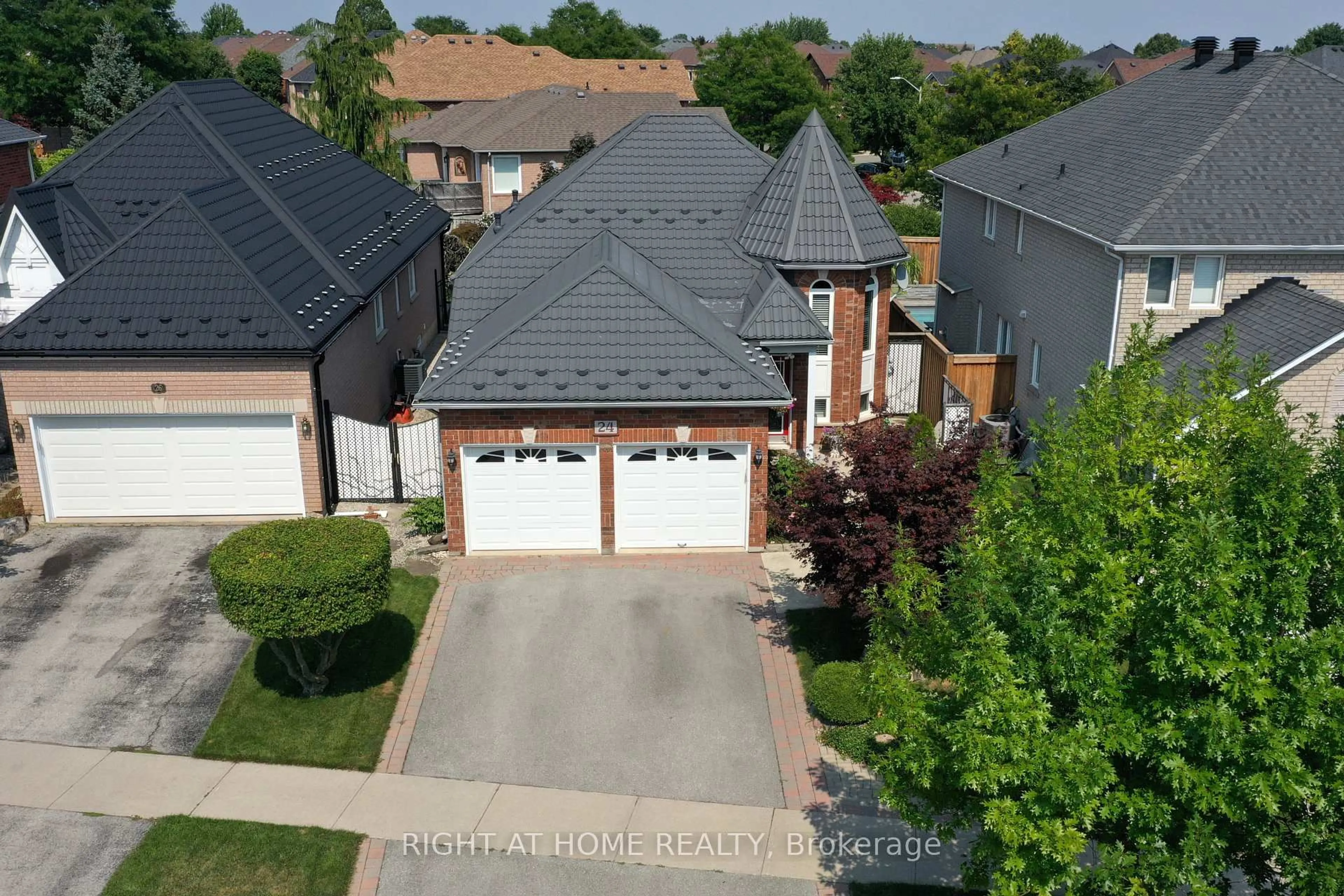 A pic from outside/outdoor area/front of a property/back of a property/a pic from drone, street for 24 Huffmann Dr, Halton Hills Ontario L7G 5W4