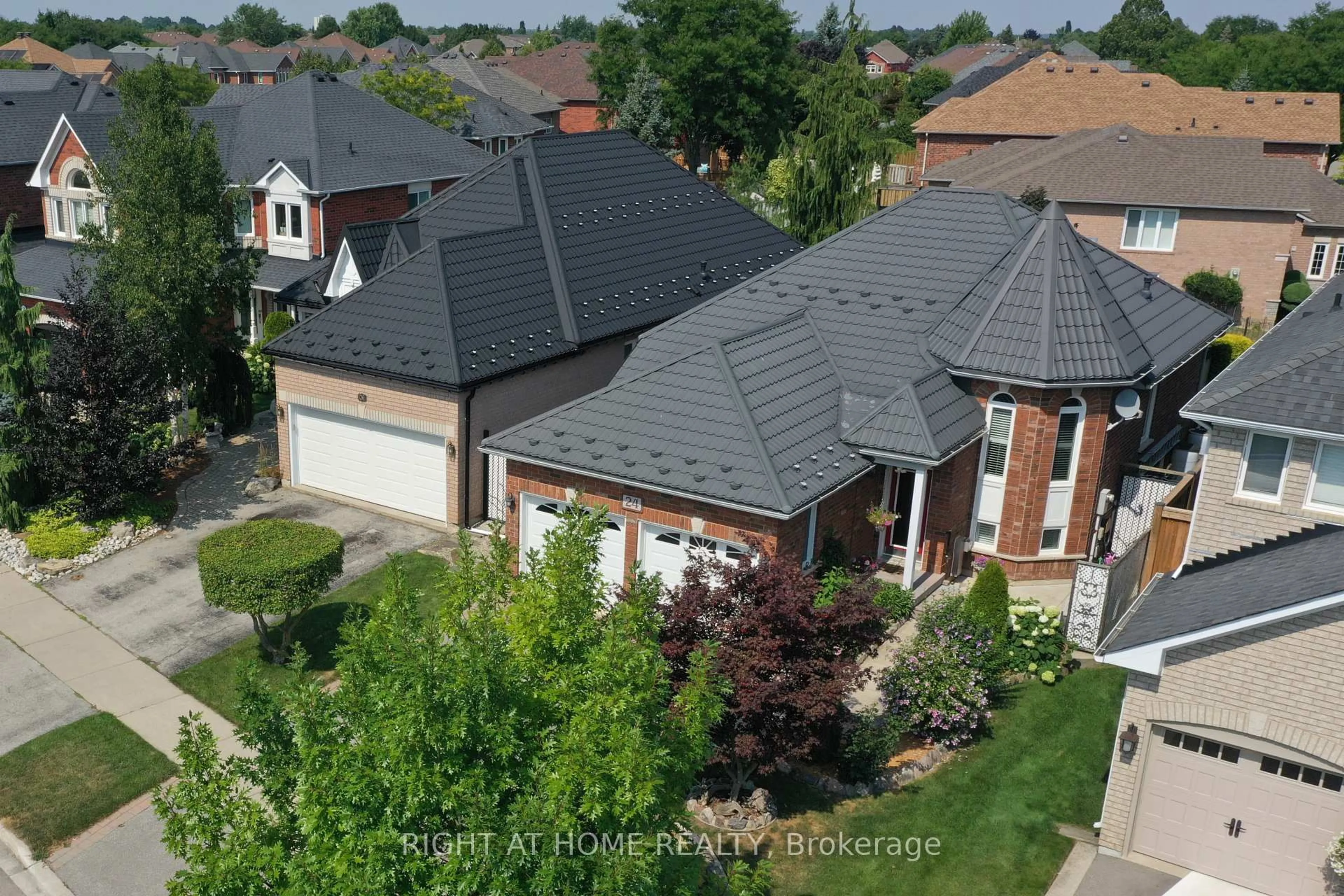 A pic from outside/outdoor area/front of a property/back of a property/a pic from drone, street for 24 Huffmann Dr, Halton Hills Ontario L7G 5W4