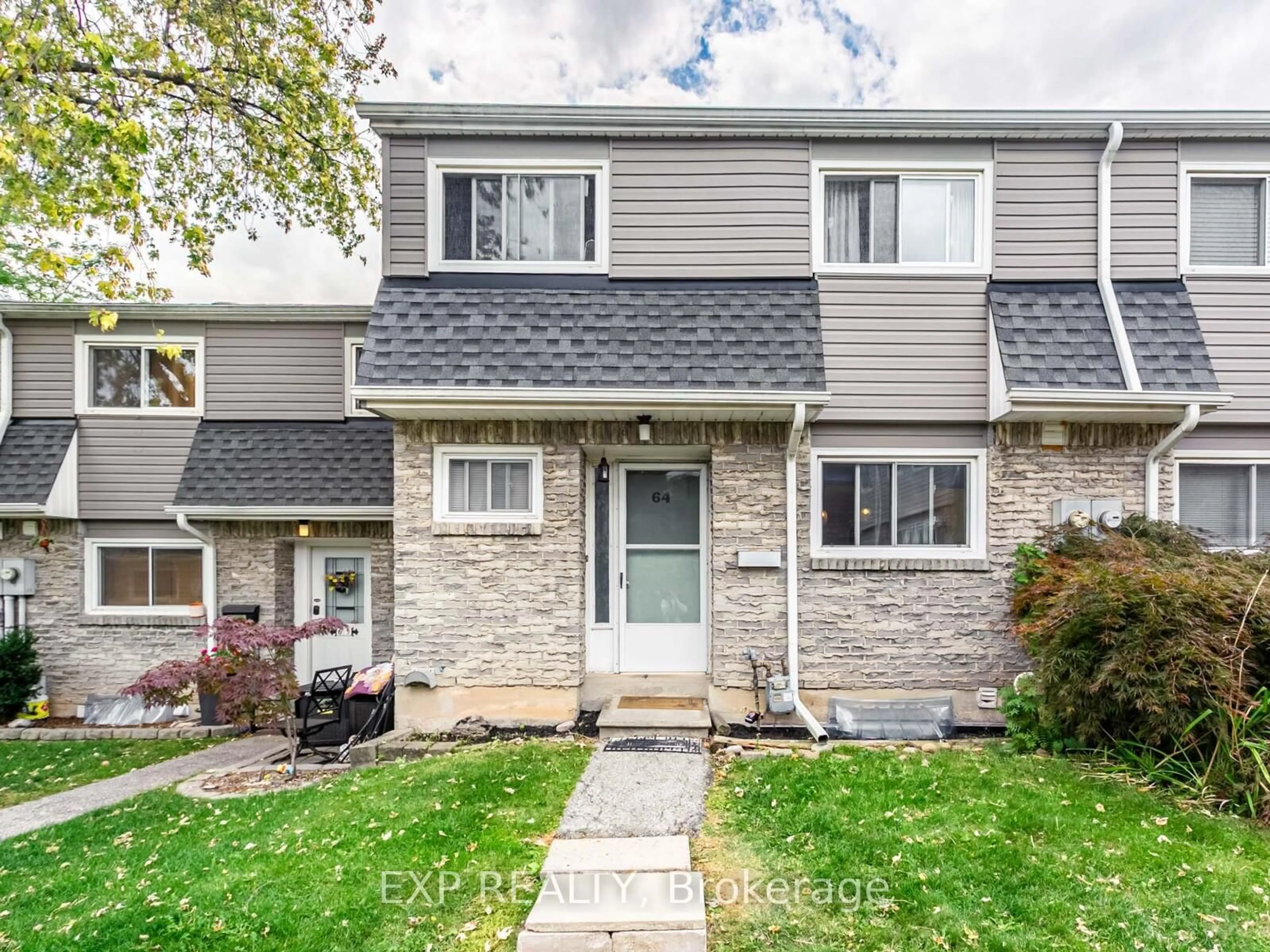 Home with vinyl exterior material, street for 2050 Upper Middle Rd #64, Burlington Ontario L7P 3R9
