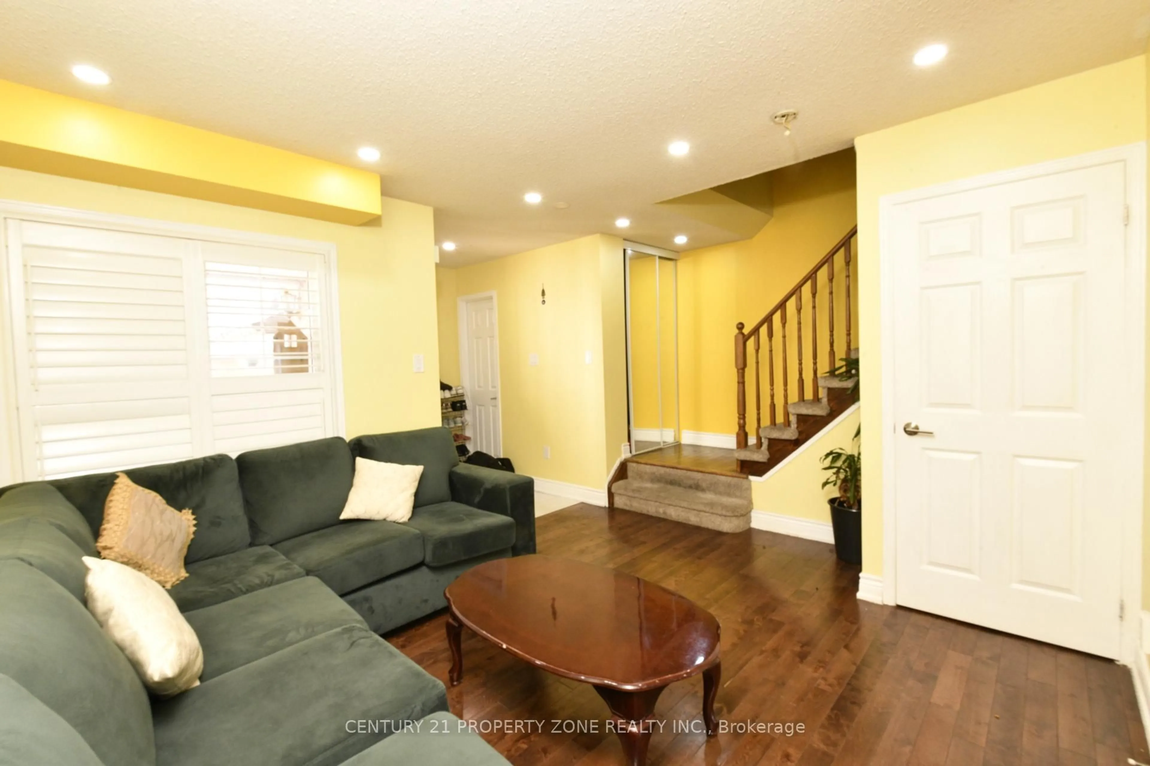 Living room with furniture, unknown for 32 Summerdale Cres, Brampton Ontario L6X 4V8