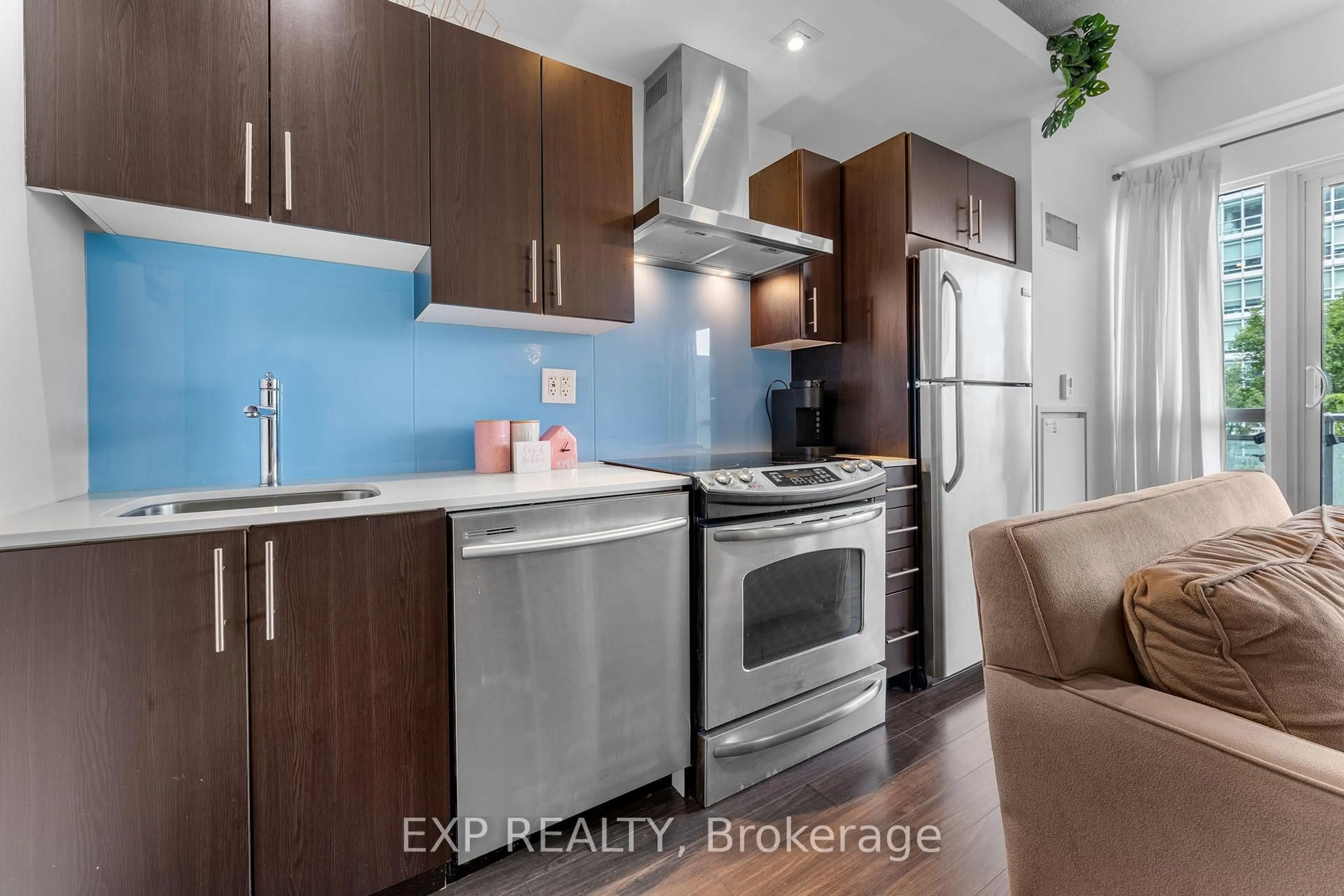 Open concept kitchen, wood/laminate floor for 165 Legion Road North Rd #522, Toronto Ontario M8Y 0A1