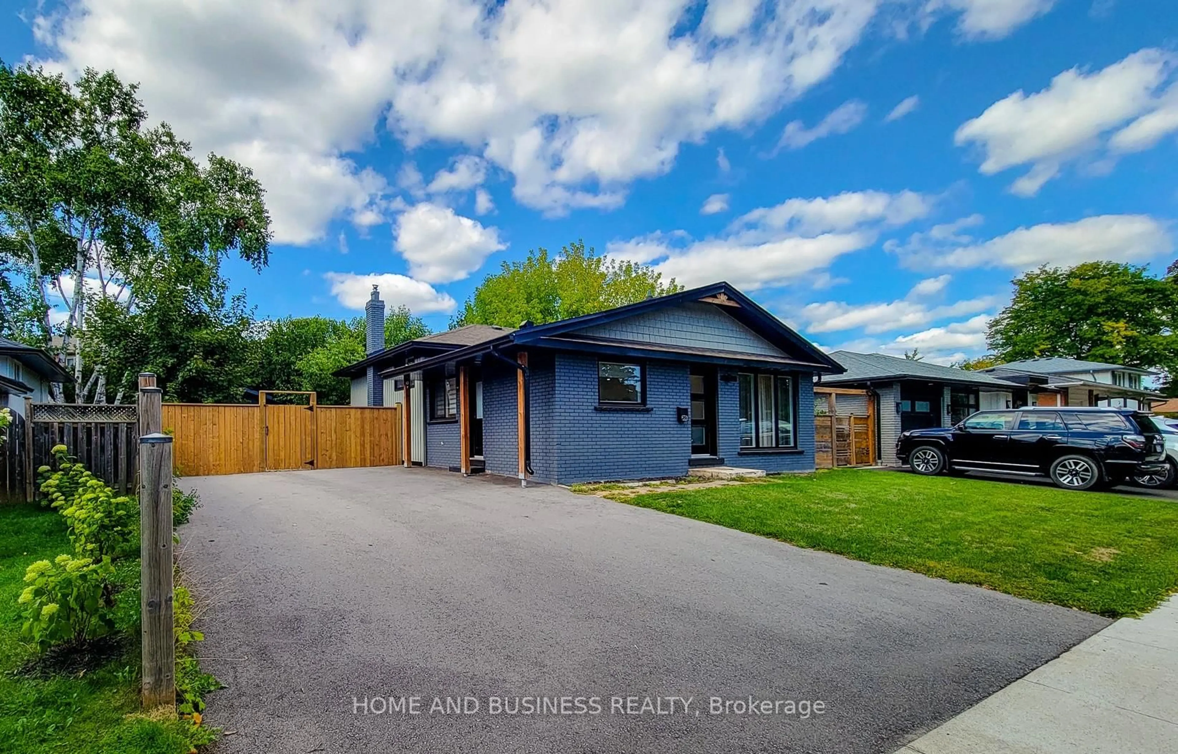 A pic from outside/outdoor area/front of a property/back of a property/a pic from drone, street for 622 Braemore Rd, Burlington Ontario L7N 3E5