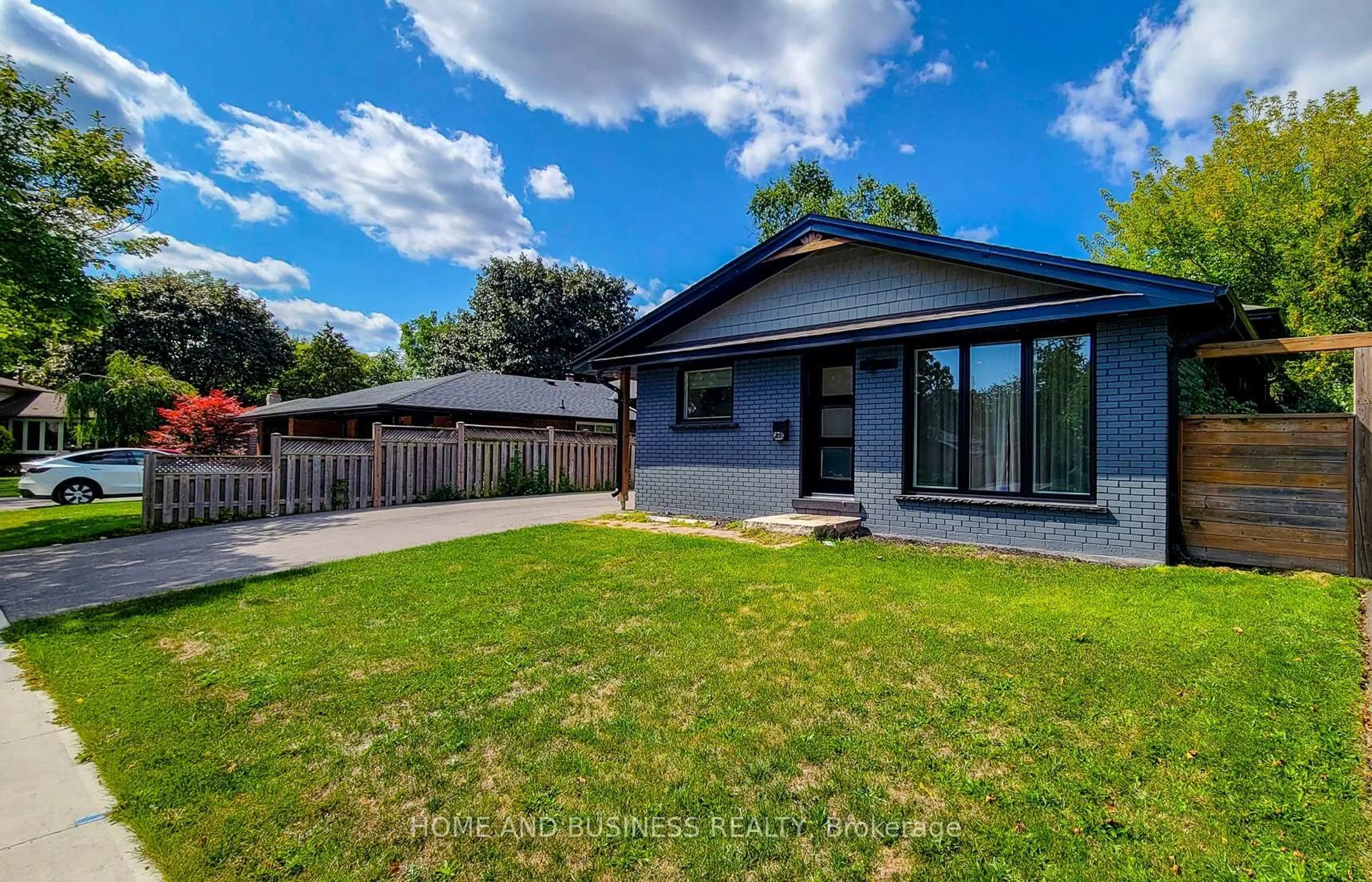 A pic from outside/outdoor area/front of a property/back of a property/a pic from drone, unknown for 622 Braemore Rd, Burlington Ontario L7N 3E5