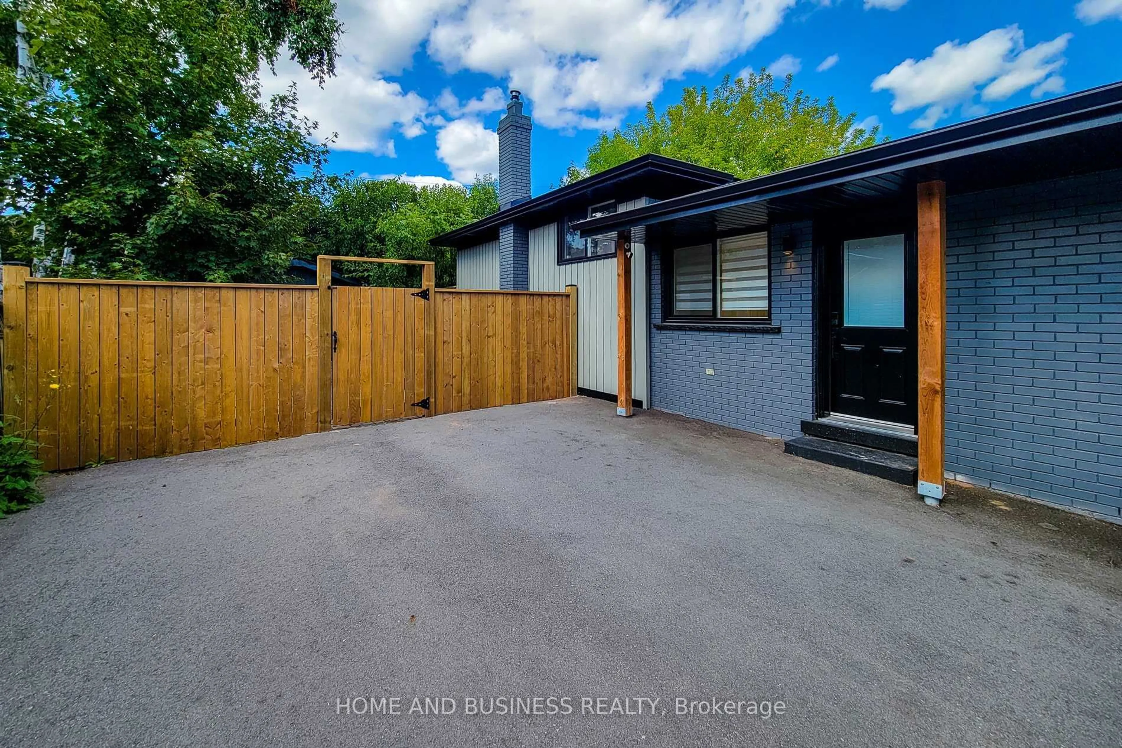 A pic from outside/outdoor area/front of a property/back of a property/a pic from drone, street for 622 Braemore Rd, Burlington Ontario L7N 3E5