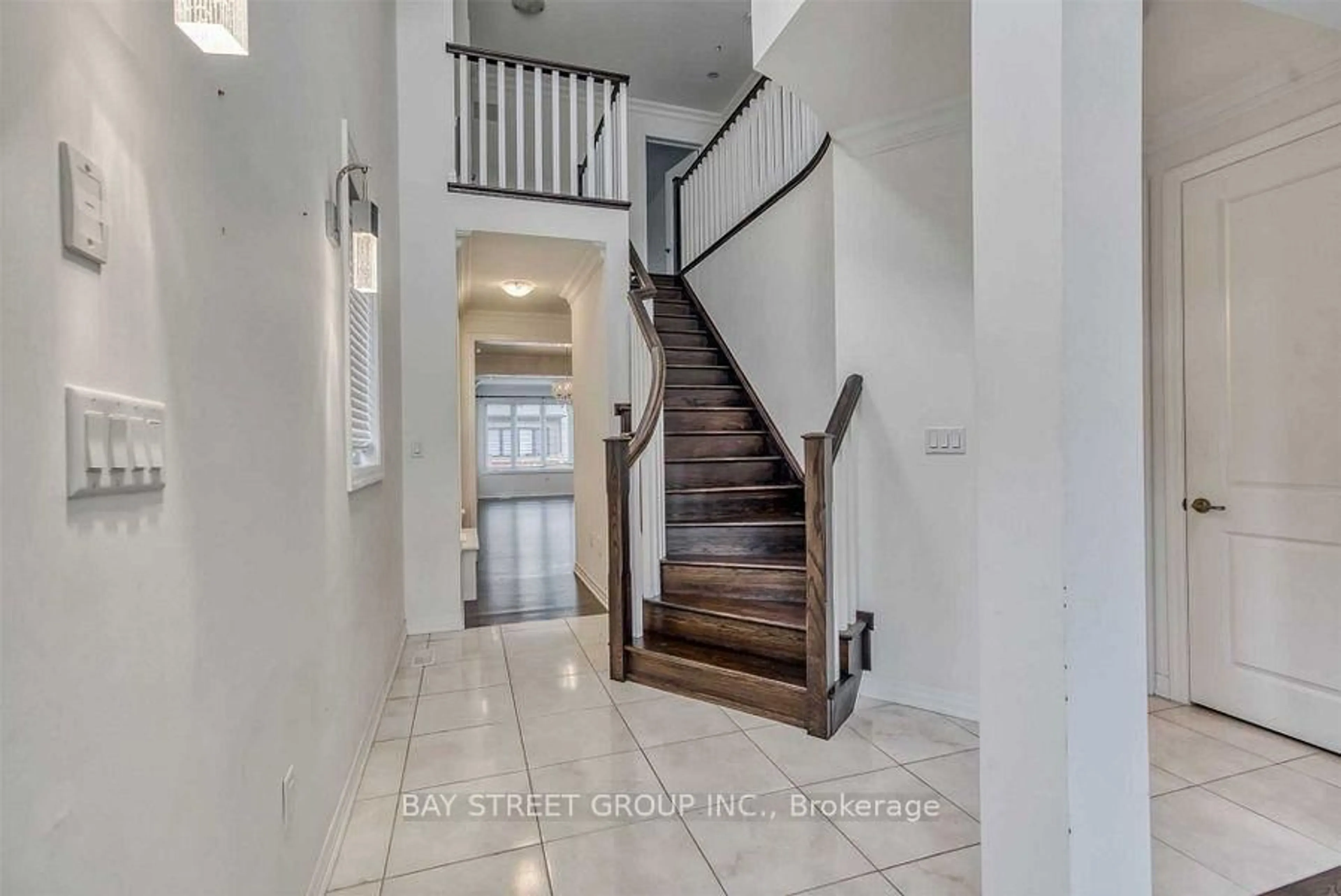 Indoor entryway for 170 Fowley Dr, Oakville Ontario L6H 0M8