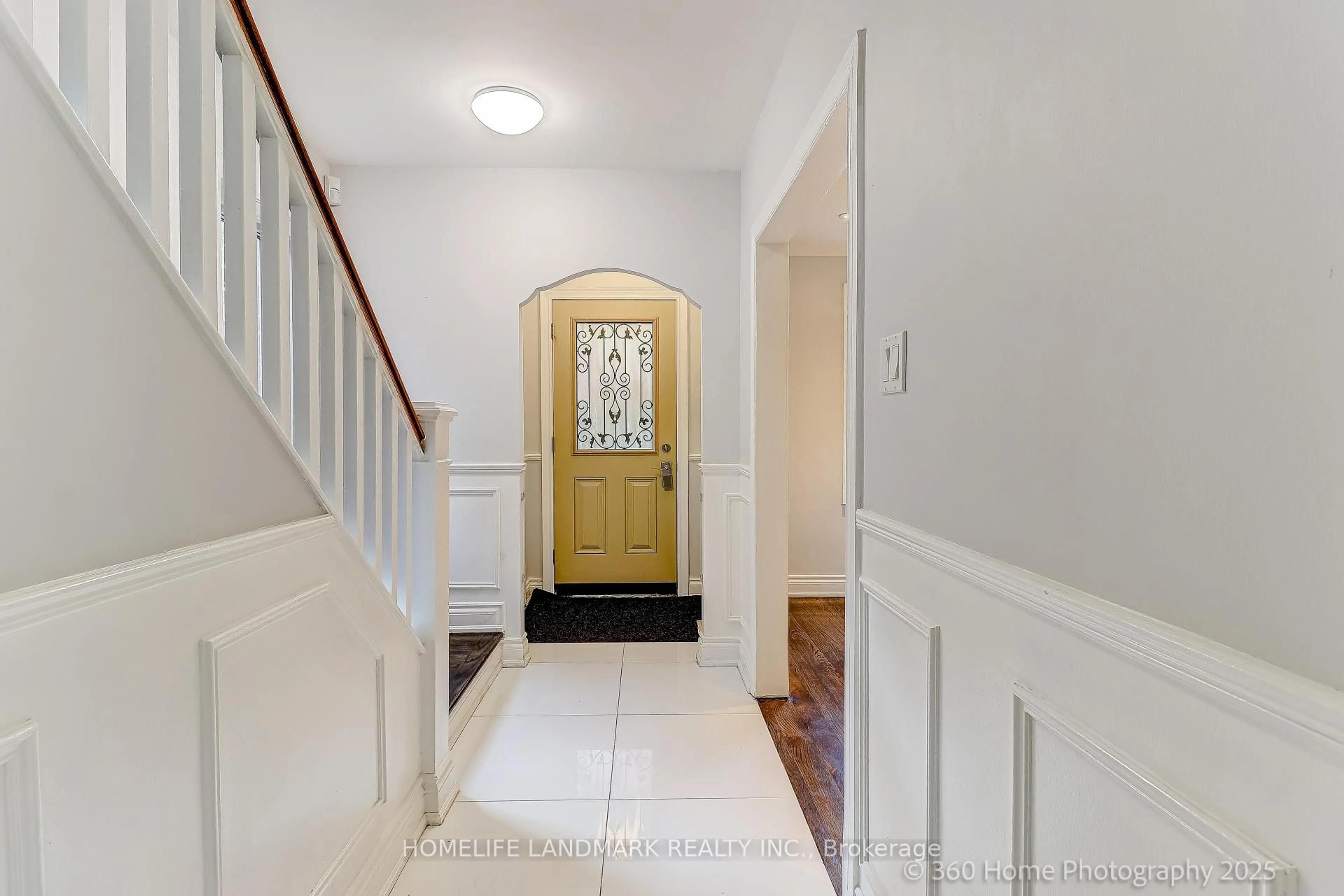 Indoor entryway for 123 Queens Dr, Toronto Ontario M9N 2H5