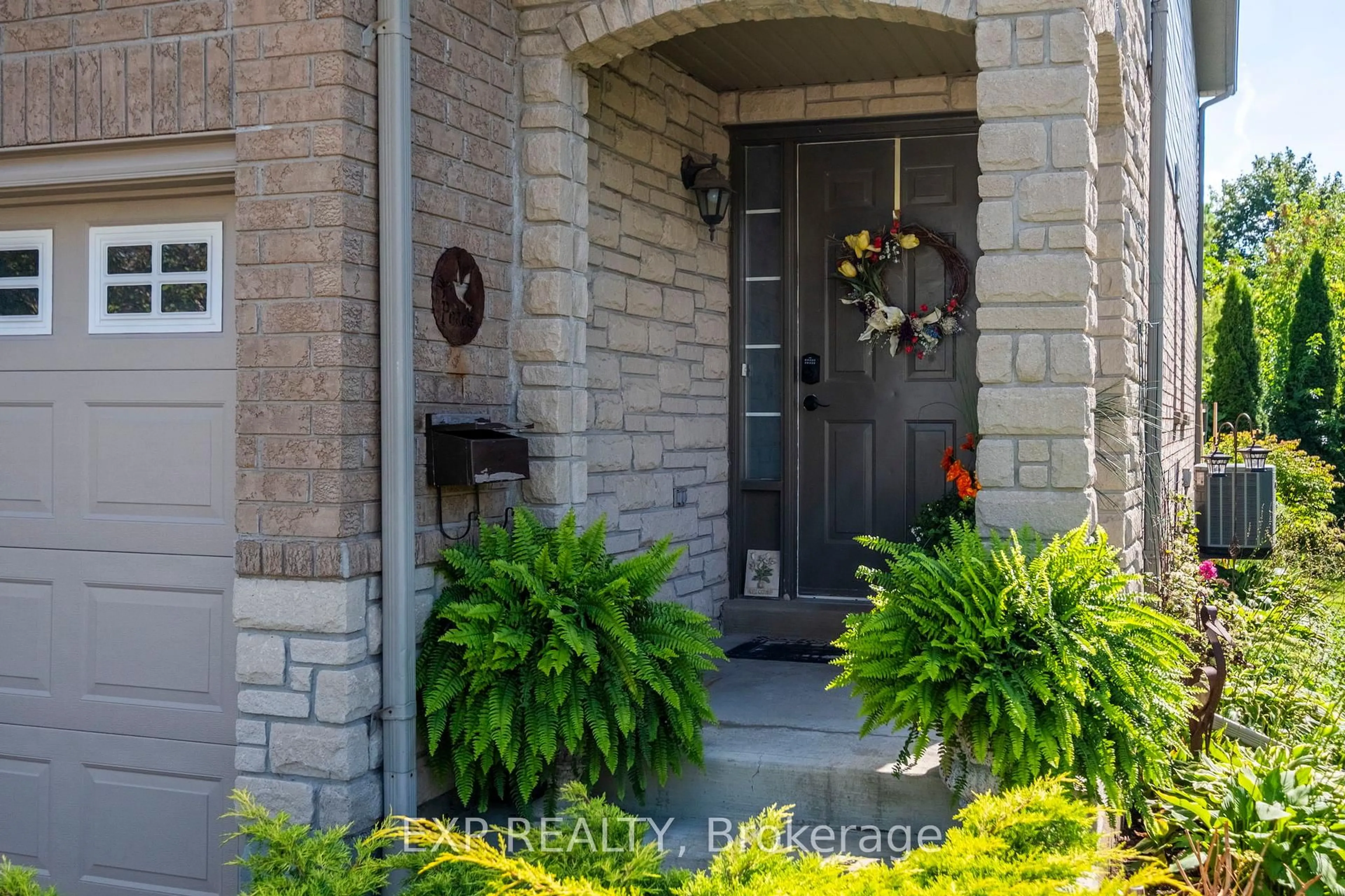 Indoor entryway for 130 Robert St #22, Milton Ontario L9T 6E3