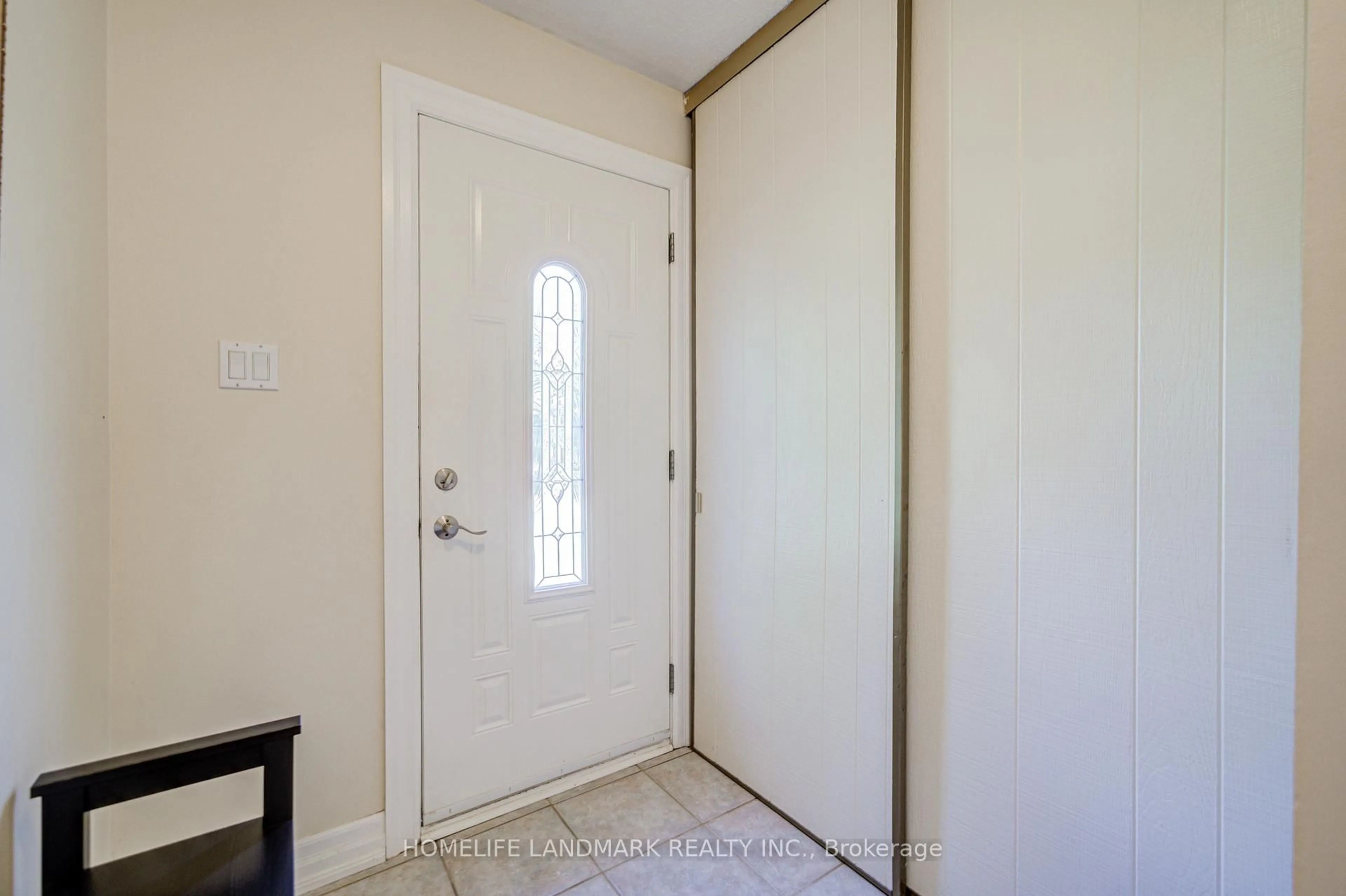 Indoor entryway for 138 Osborne Cres, Oakville Ontario L6H 1G1