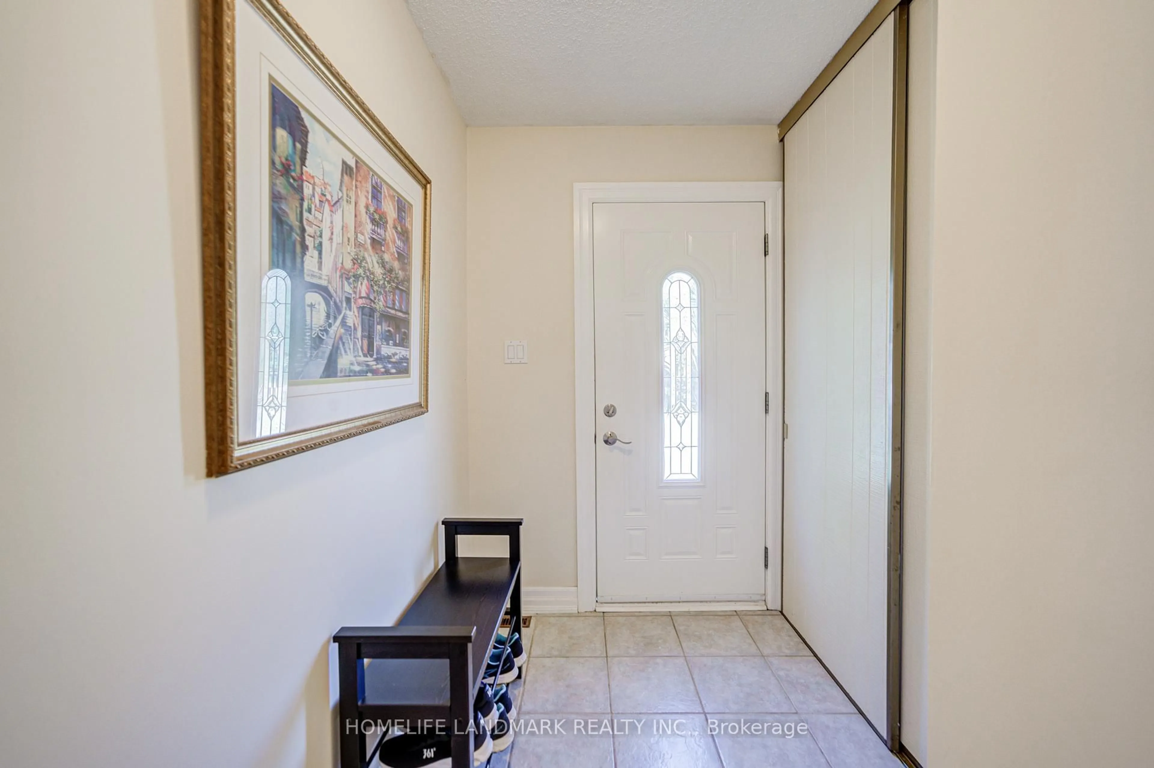 Indoor entryway for 138 Osborne Cres, Oakville Ontario L6H 1G1