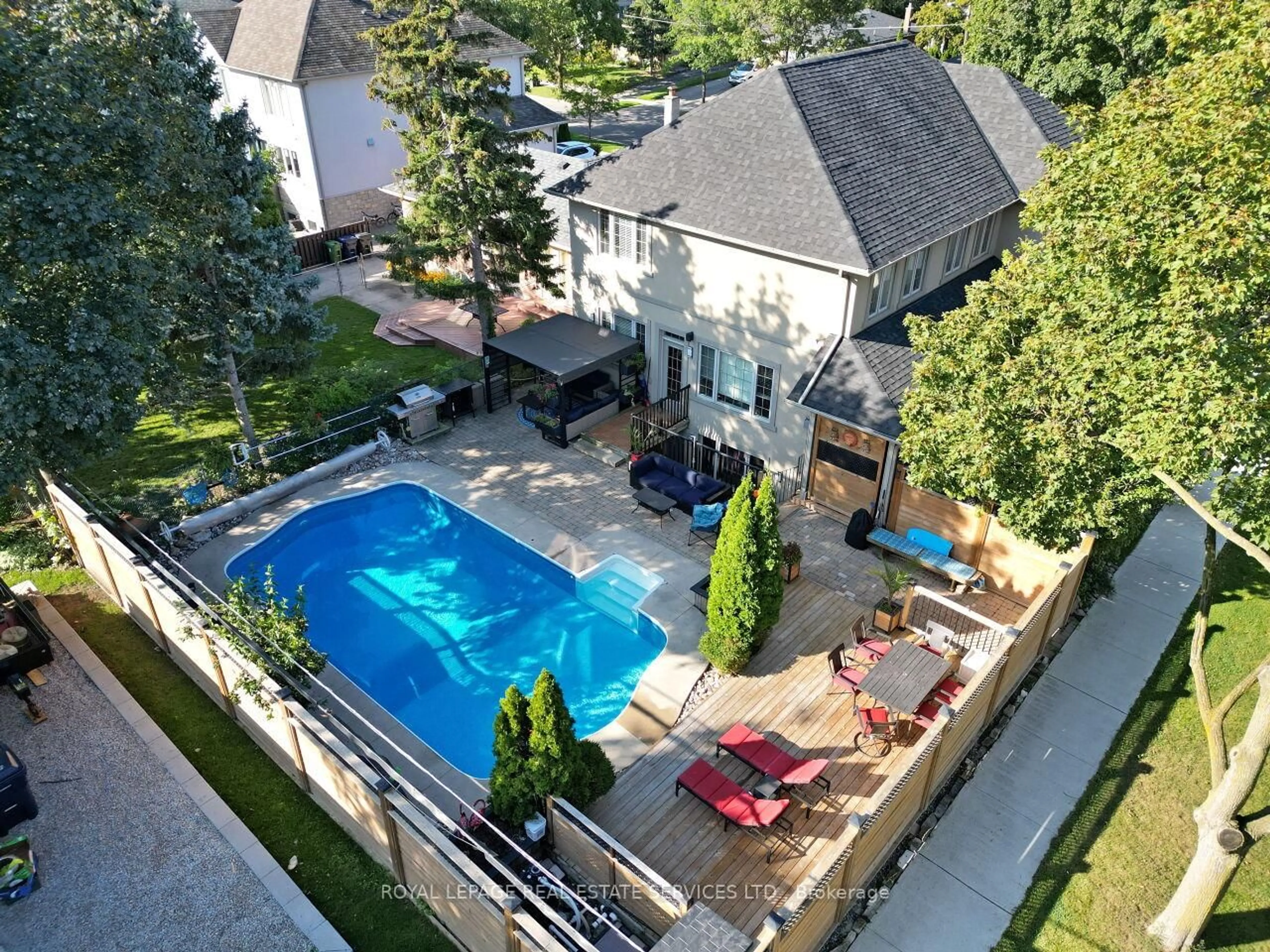 A pic from outside/outdoor area/front of a property/back of a property/a pic from drone, unknown for 37 Maydolph Rd, Toronto Ontario M9B 1V9