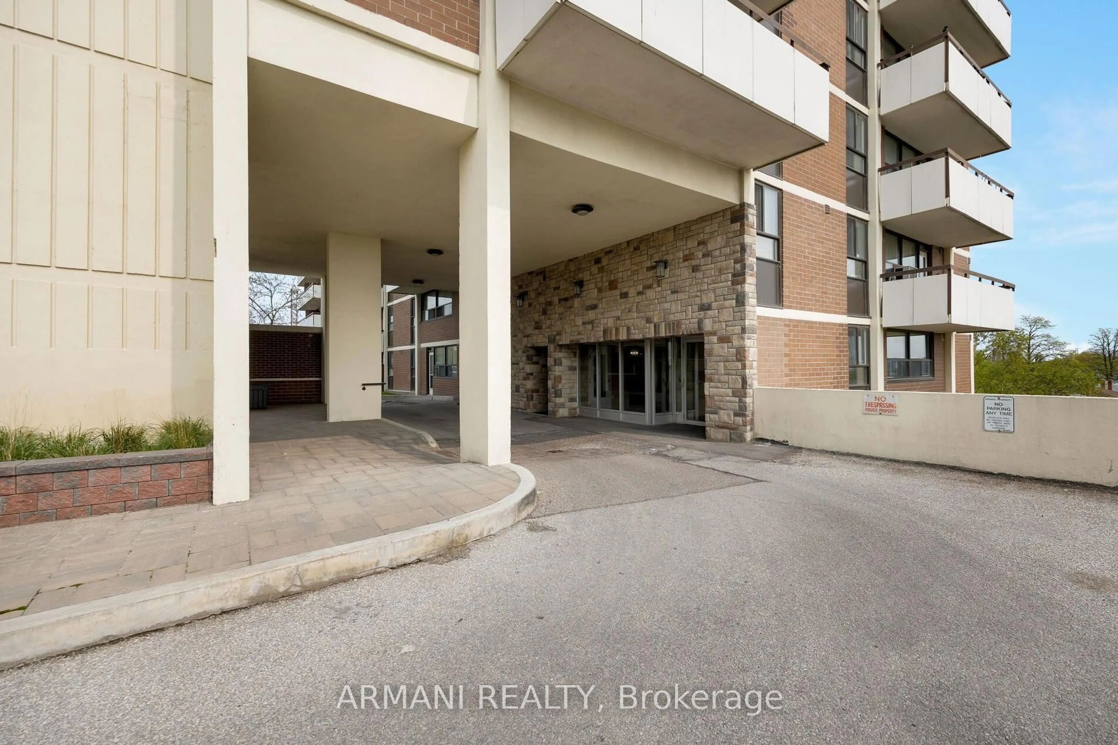 Indoor foyer for 541 Blackthorn Ave #405, Toronto Ontario M6M 5A6