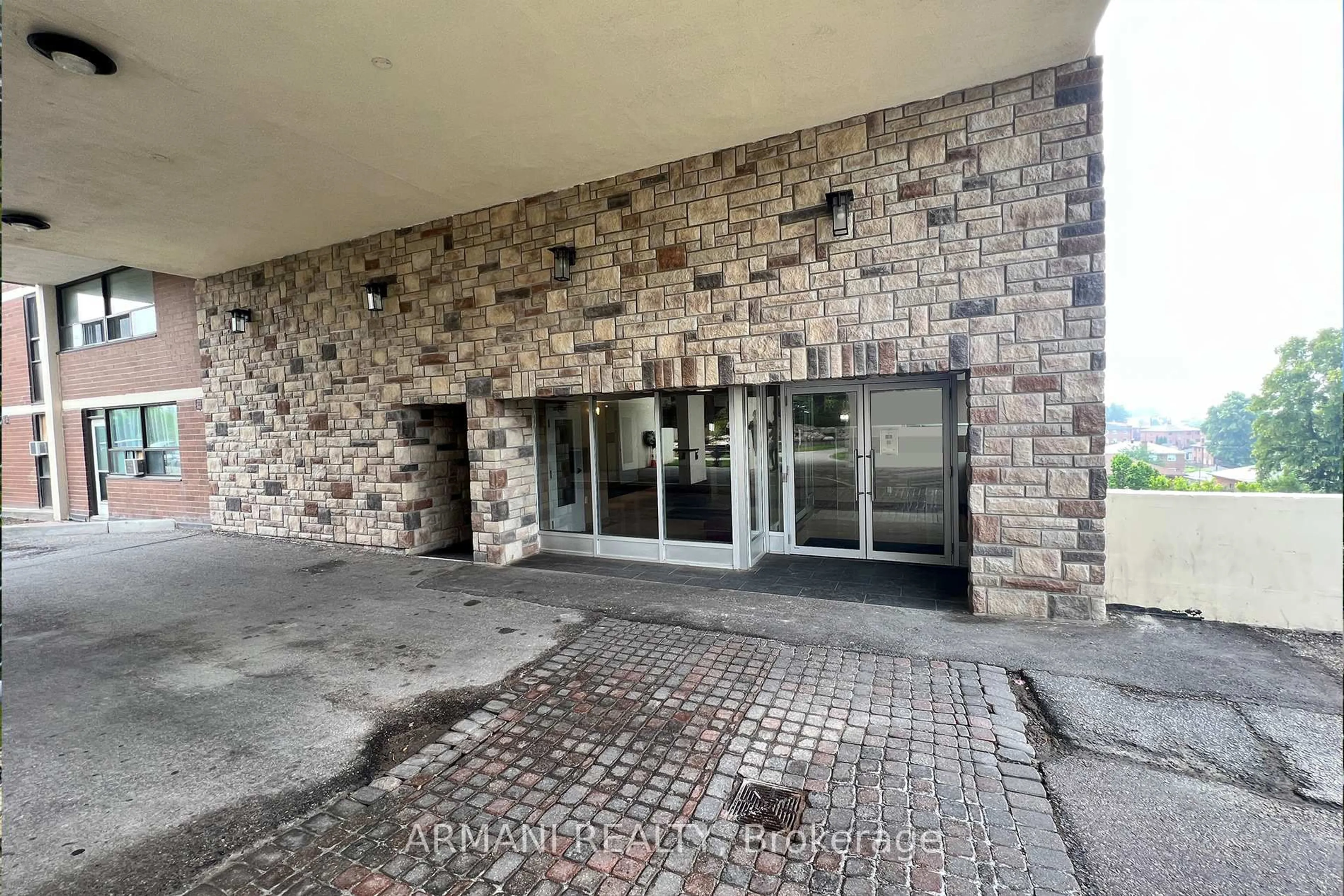 Indoor foyer for 541 Blackthorn Ave #405, Toronto Ontario M6M 5A6