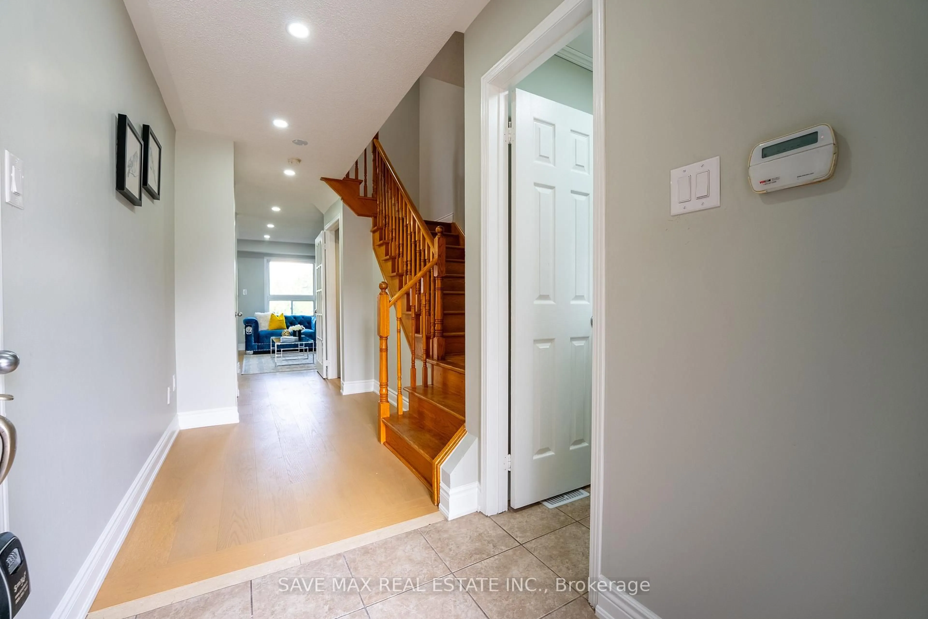 Indoor entryway for 33 Heathwood Dr, Brampton Ontario L7A 1Y6