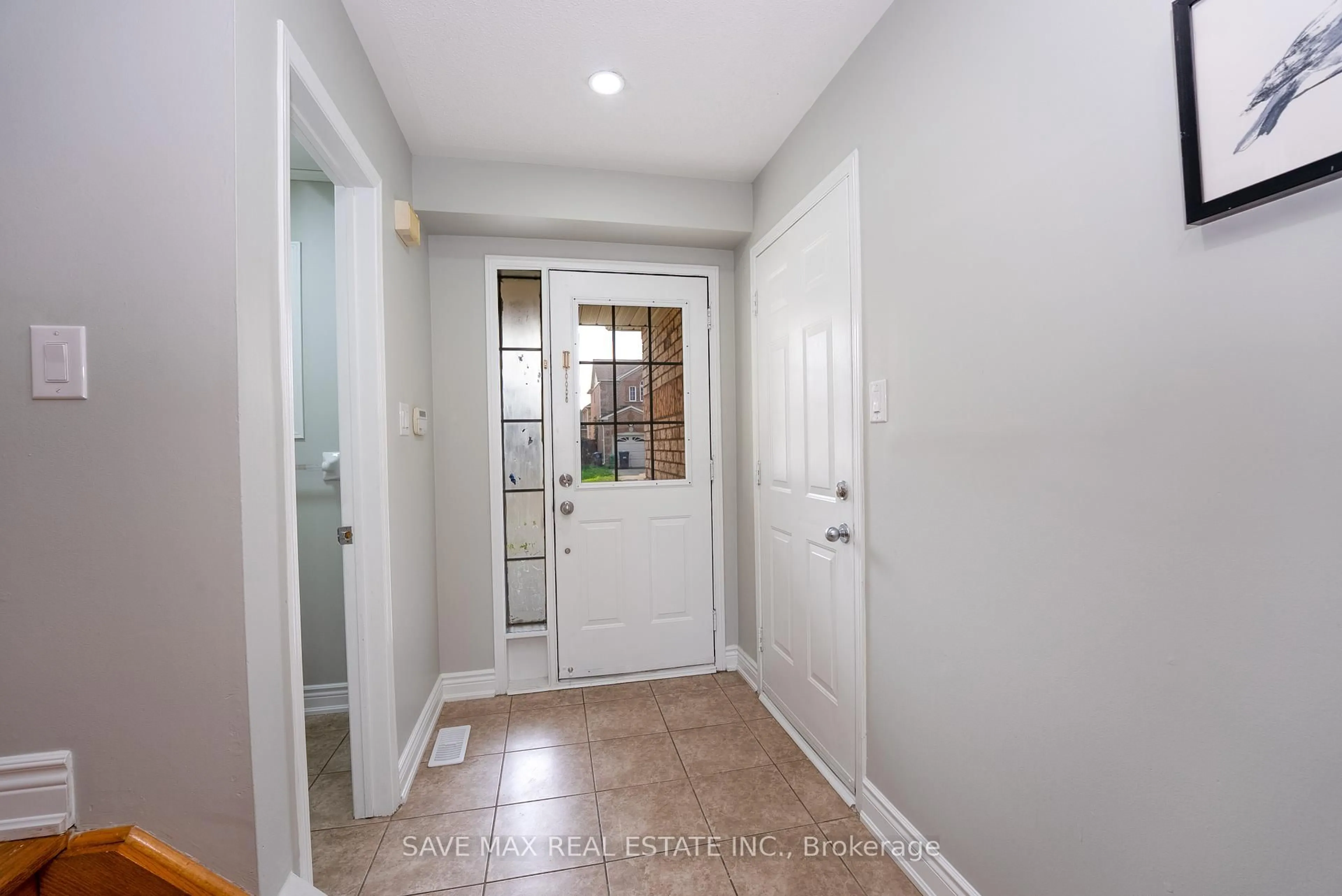 Indoor entryway for 33 Heathwood Dr, Brampton Ontario L7A 1Y6