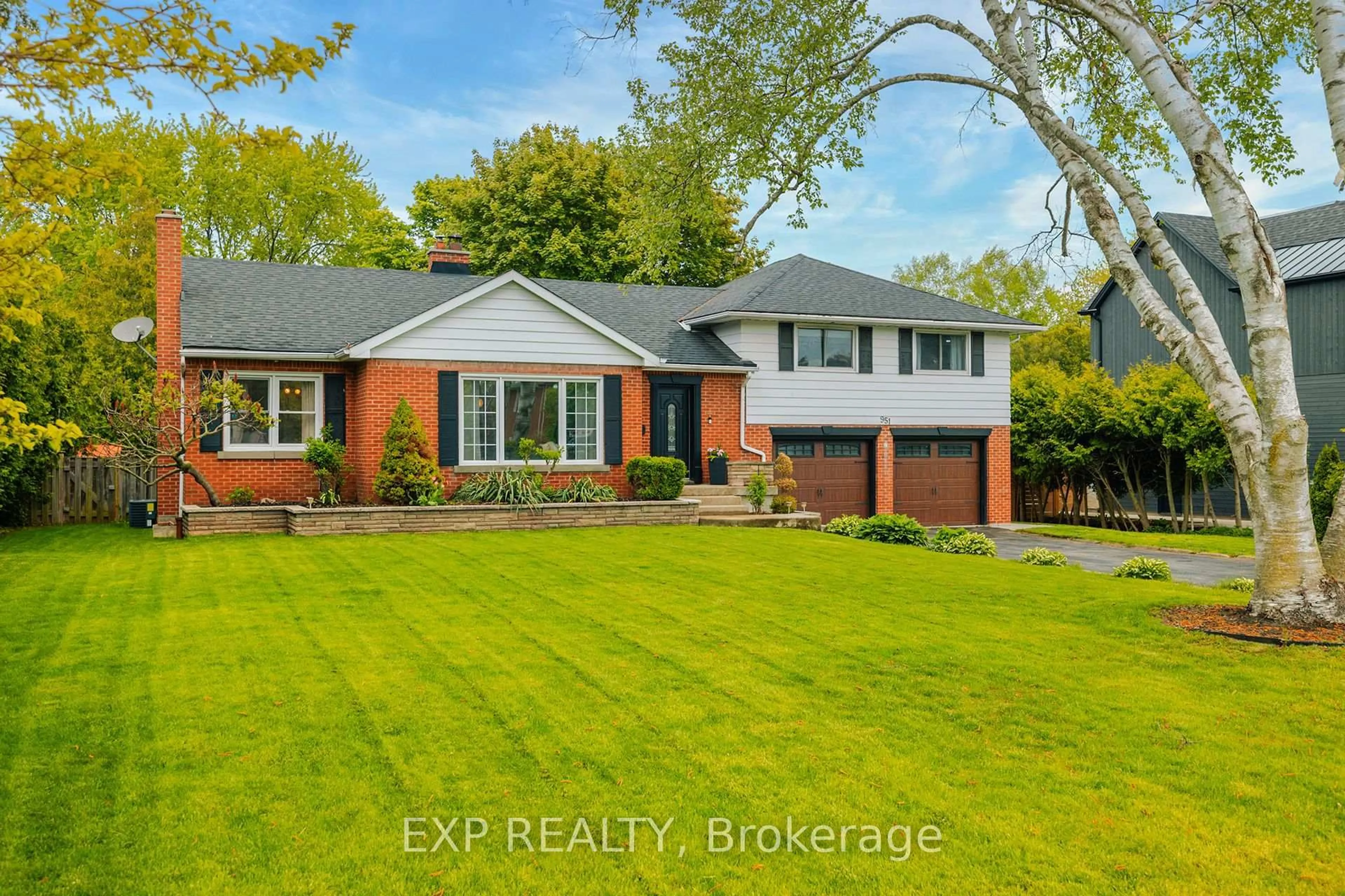 Home with brick exterior material, unknown for 951 Gorton Ave, Burlington Ontario L7T 1S6