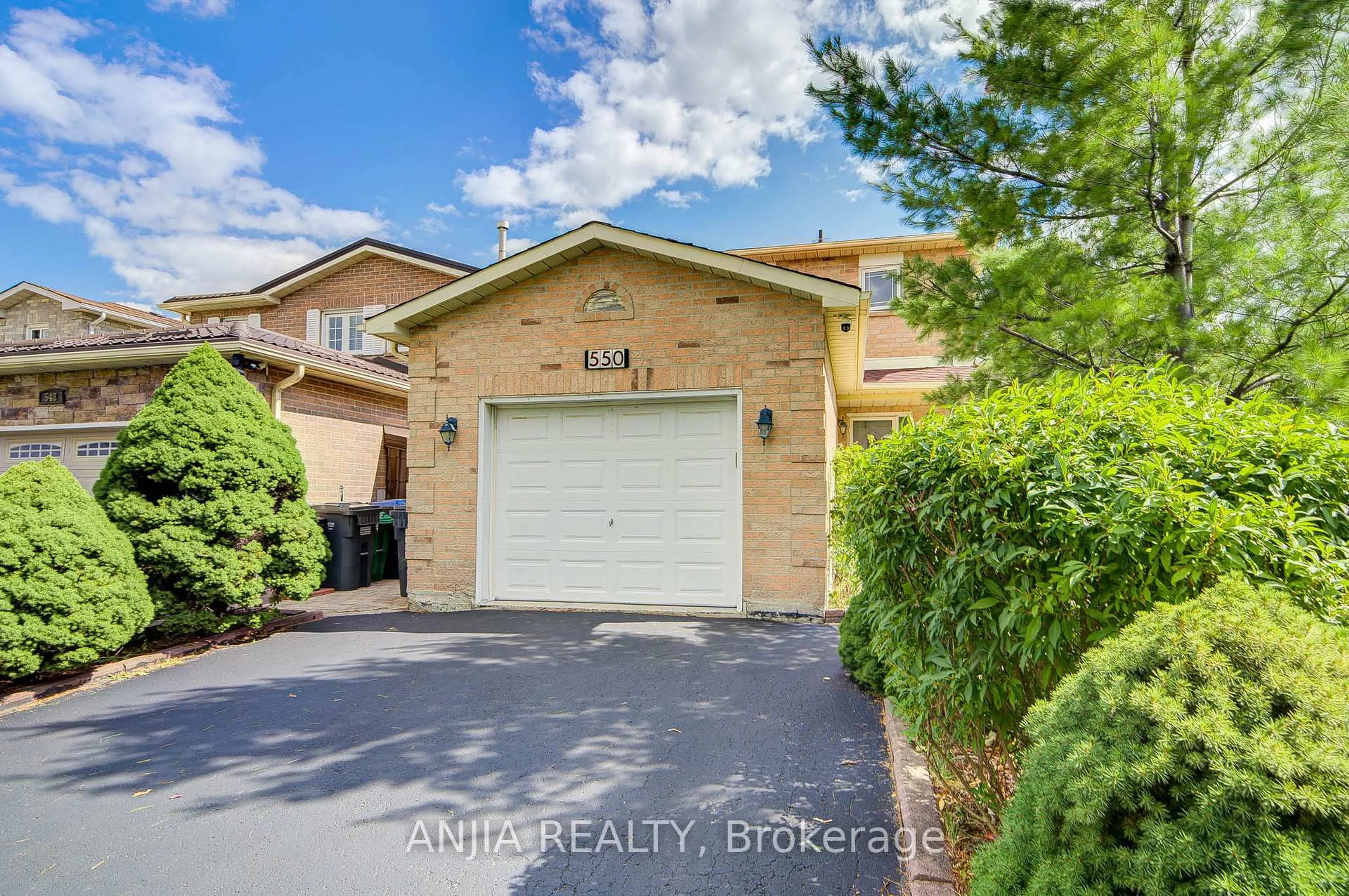 Unknown for 550 Bluesky Cres, Mississauga Ontario L5R 2S2