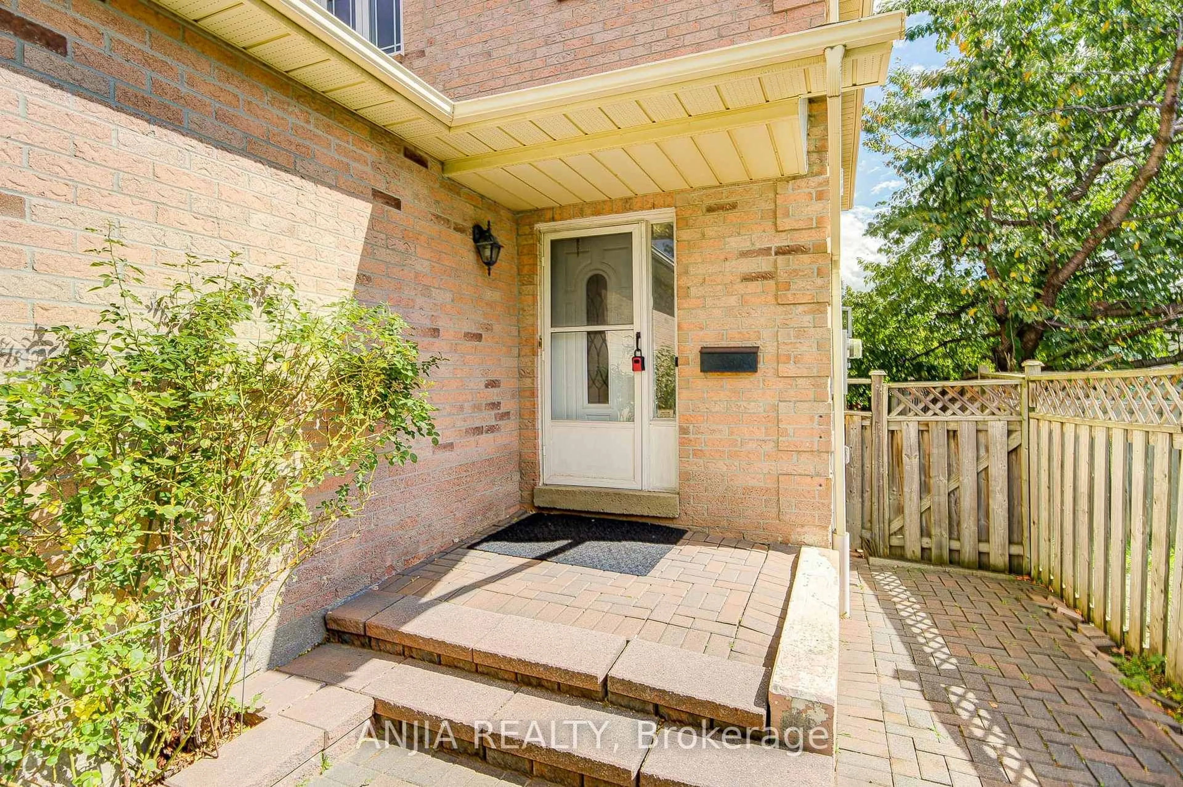 Unknown for 550 Bluesky Cres, Mississauga Ontario L5R 2S2