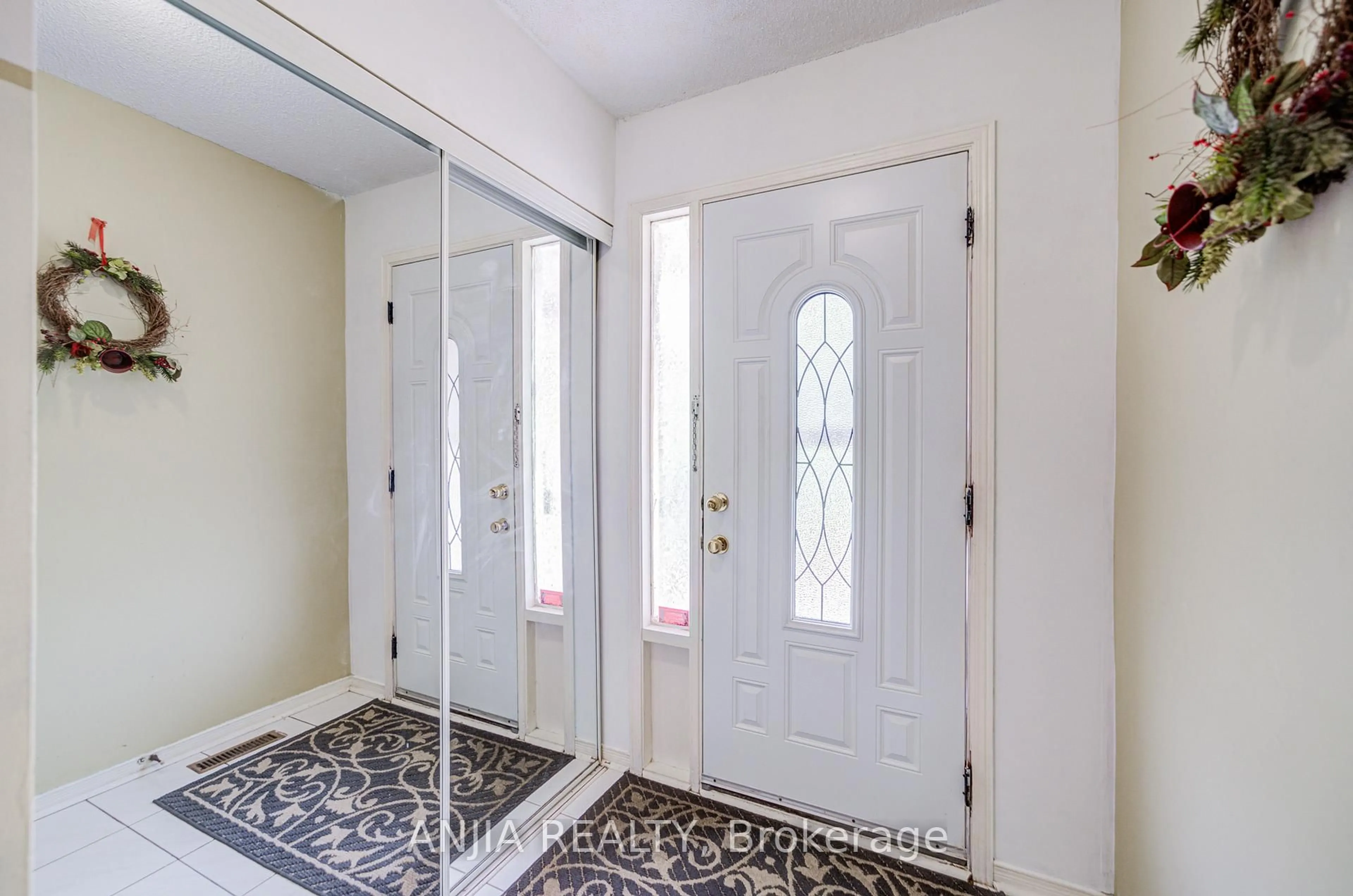 Indoor entryway for 550 Bluesky Cres, Mississauga Ontario L5R 2S2