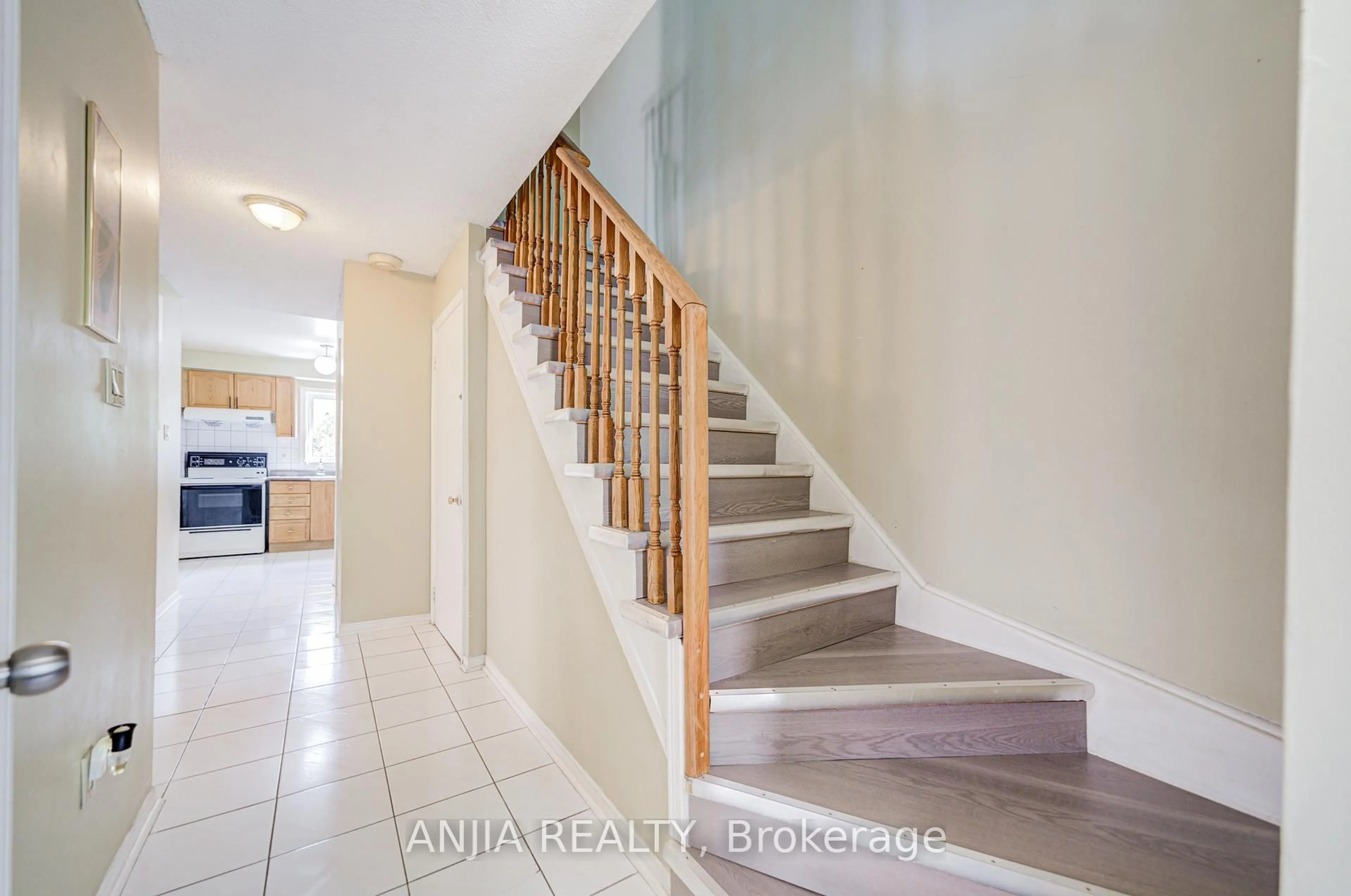Unknown for 550 Bluesky Cres, Mississauga Ontario L5R 2S2