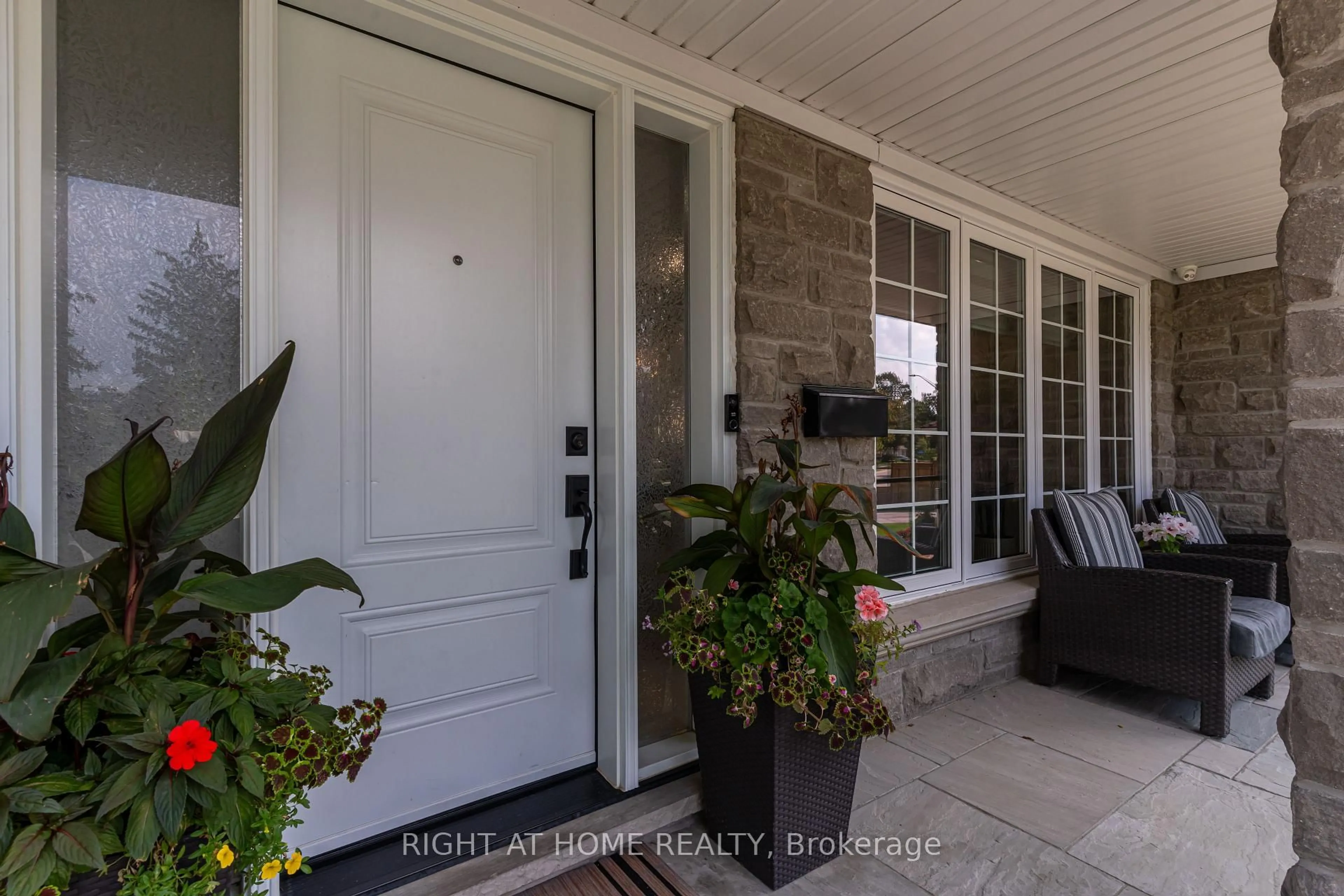 Indoor entryway for 260 Louis Dr, Mississauga Ontario L5B 1Y9