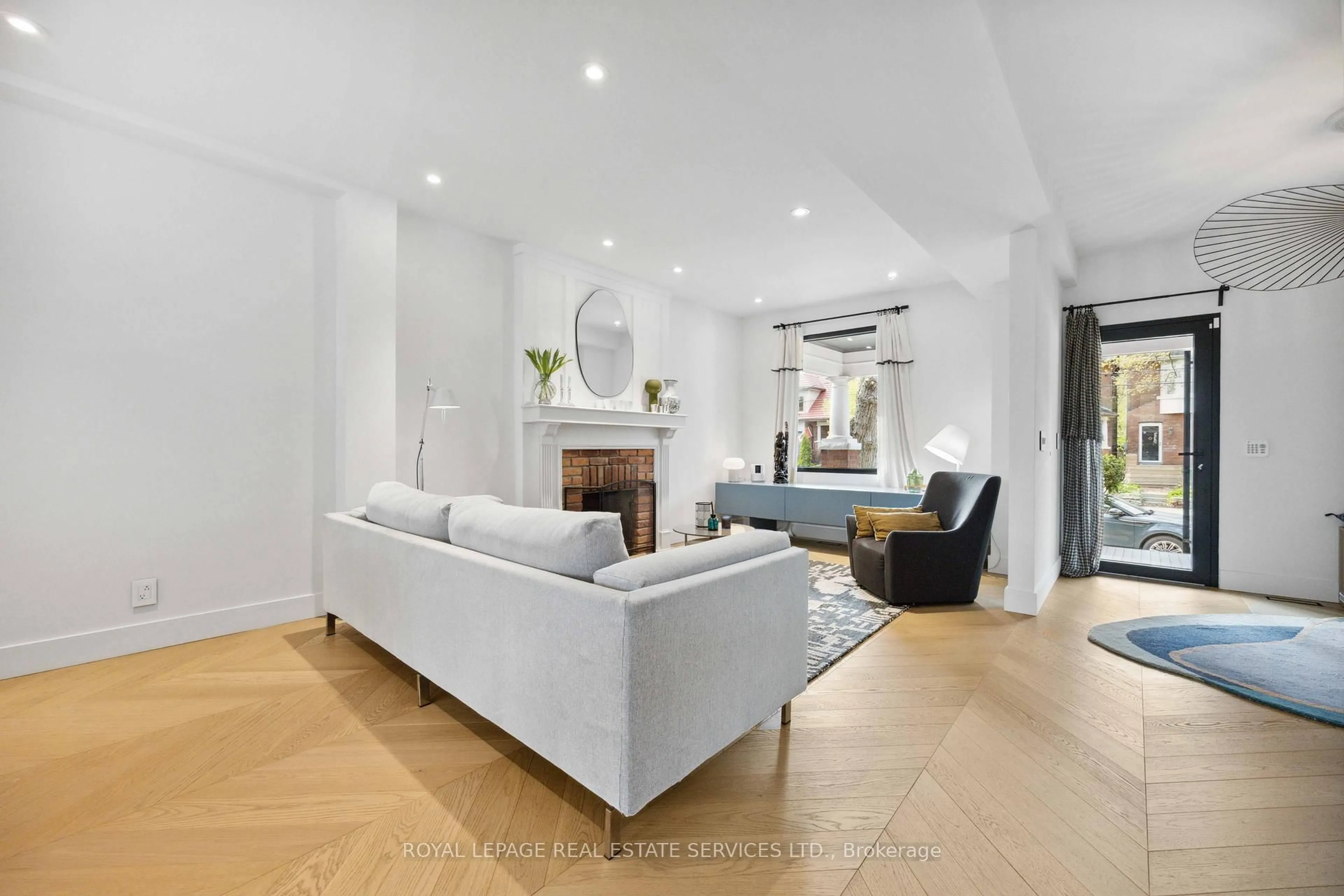 Living room with furniture, unknown for 427 Annette St, Toronto Ontario M6P 1R8