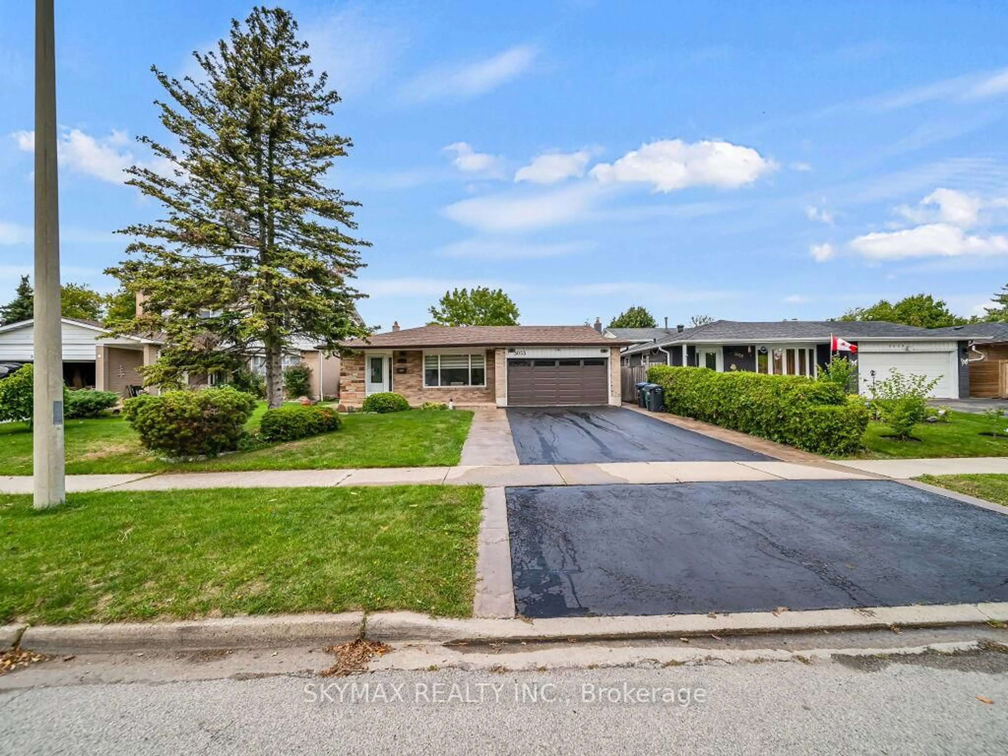 A pic from outside/outdoor area/front of a property/back of a property/a pic from drone, street for 3053 Coral Dr, Mississauga Ontario L4T 1Z2