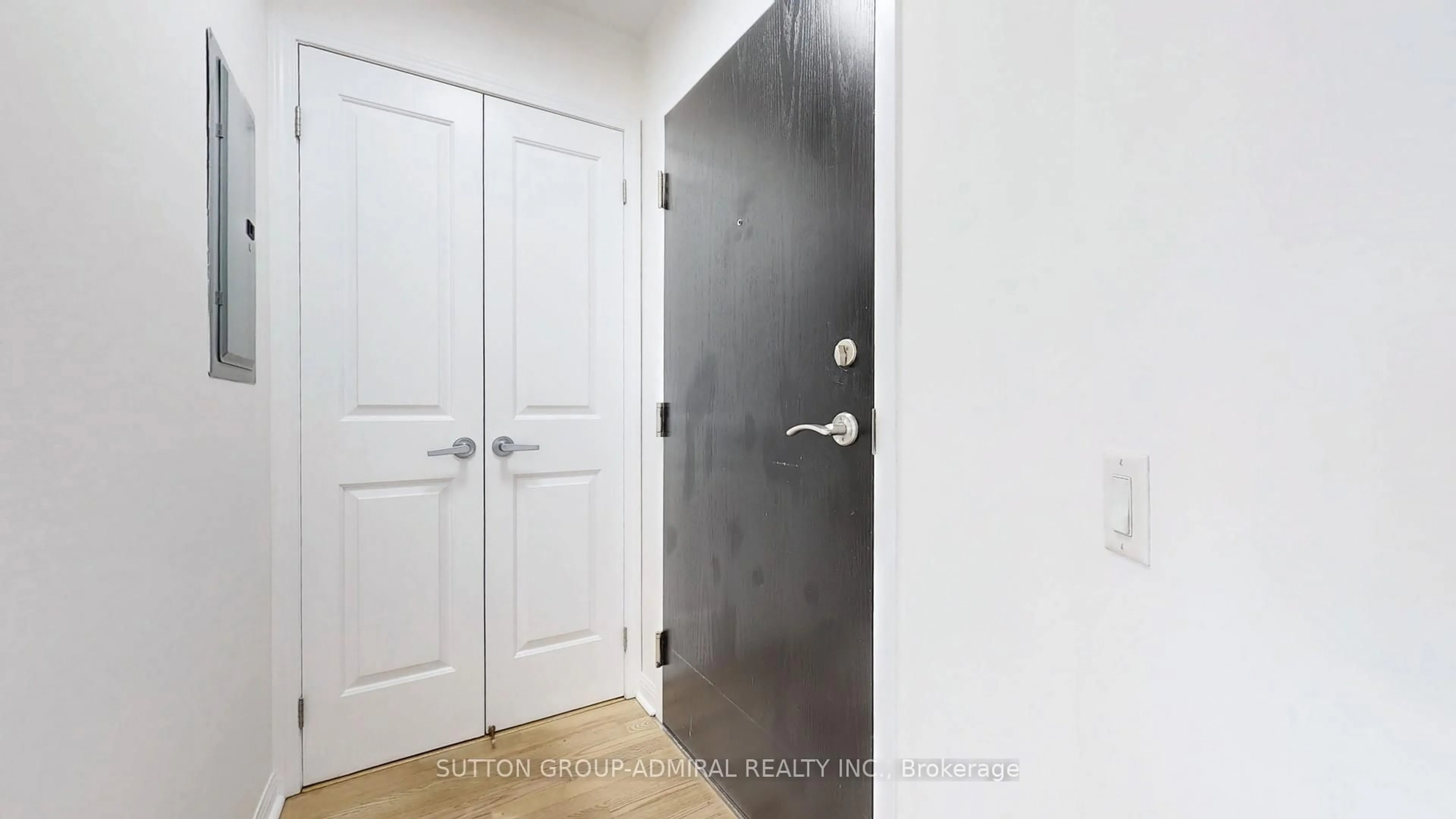 Indoor entryway for 15 Windermere Ave #903, Toronto Ontario M6S 5A2