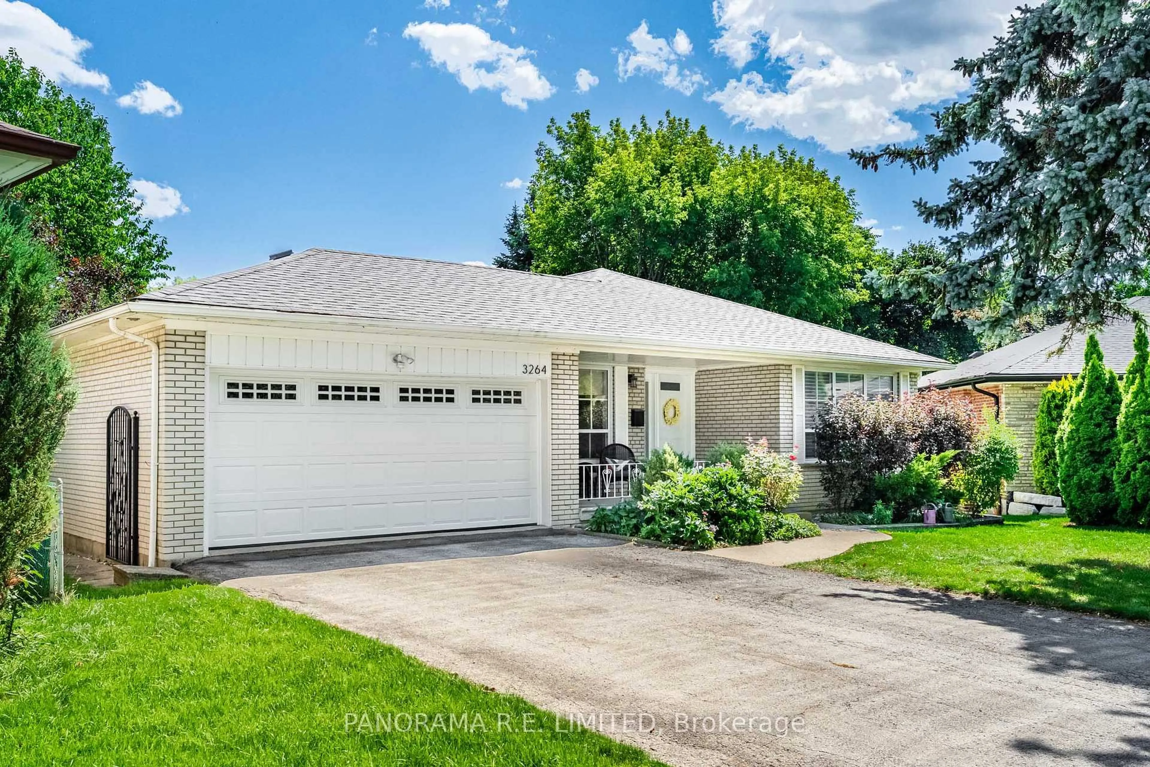 Home with vinyl exterior material, street for 3264 Lonefeather Cres, Mississauga Ontario L4Y 3G5