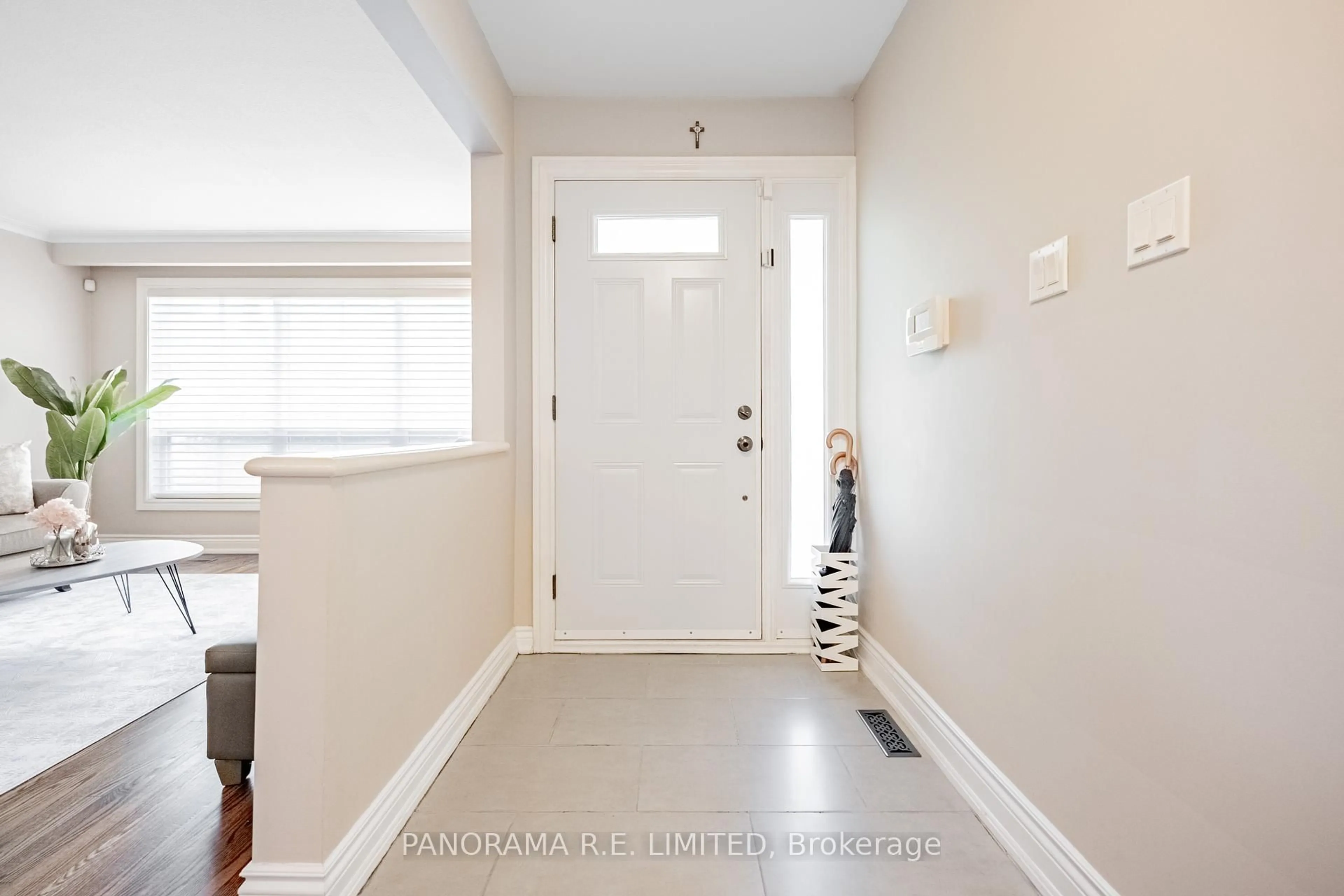 Indoor entryway for 3264 Lonefeather Cres, Mississauga Ontario L4Y 3G5