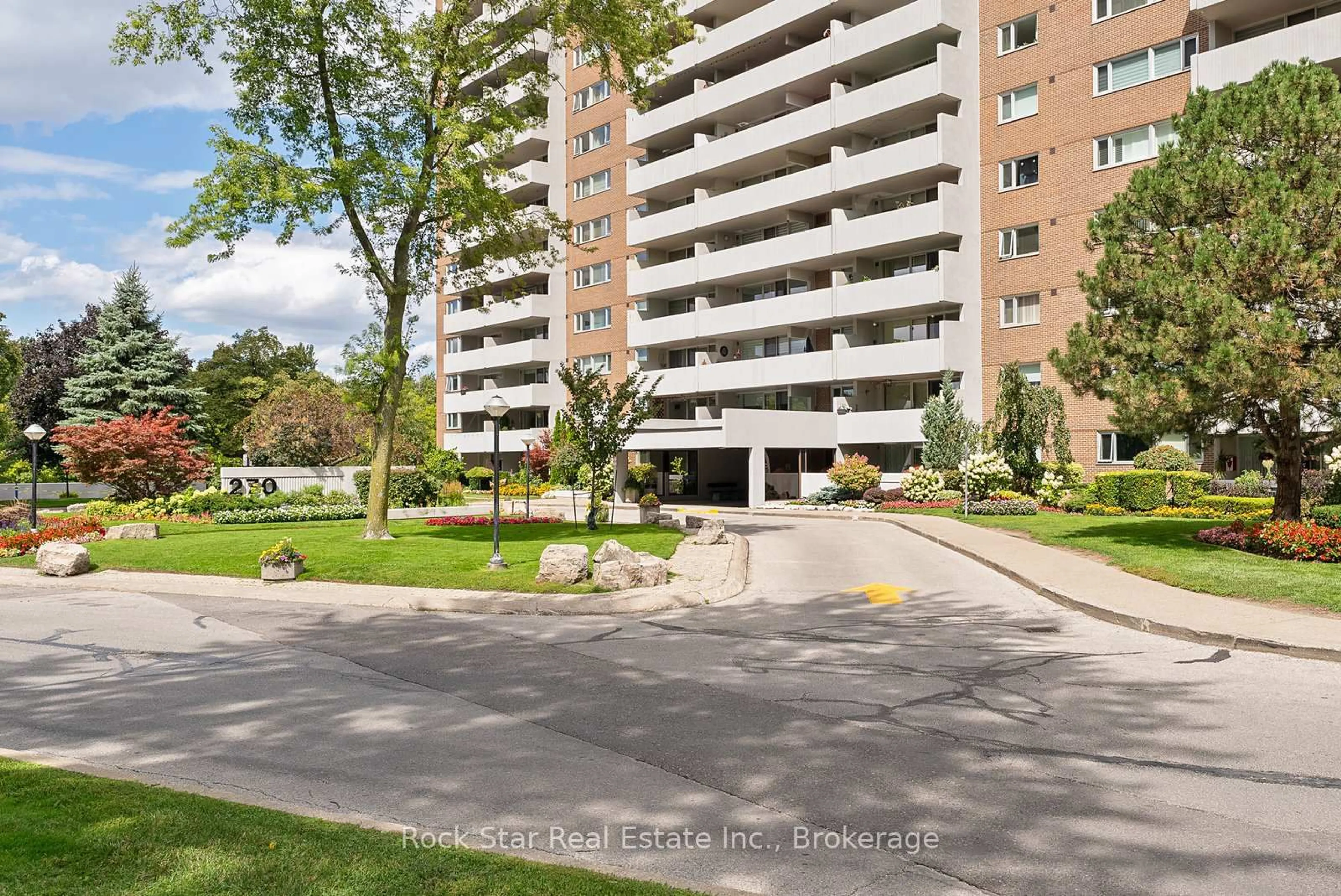 Patio, street for 270 Scarlett Rd #1305, Toronto Ontario M6N 4X7