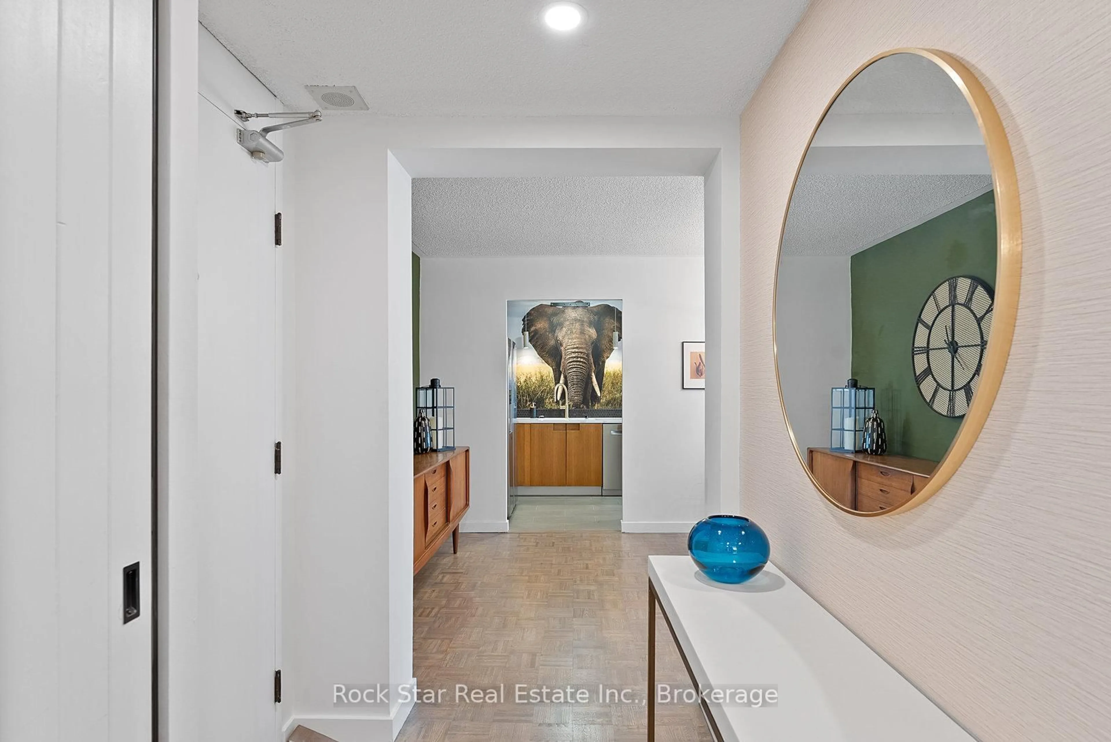 Indoor entryway for 270 Scarlett Rd #1305, Toronto Ontario M6N 4X7