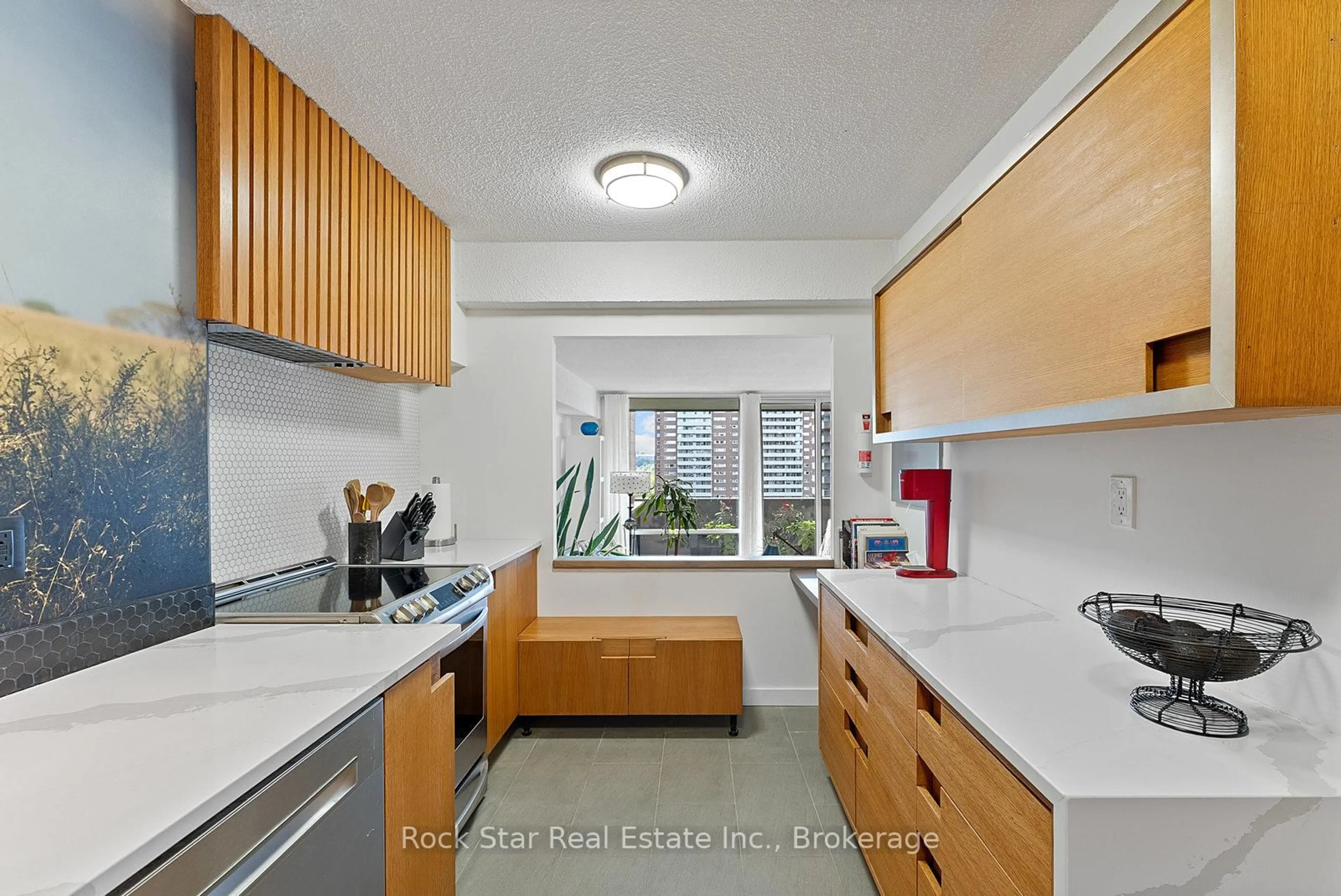 Standard kitchen, ceramic/tile floor for 270 Scarlett Rd #1305, Toronto Ontario M6N 4X7