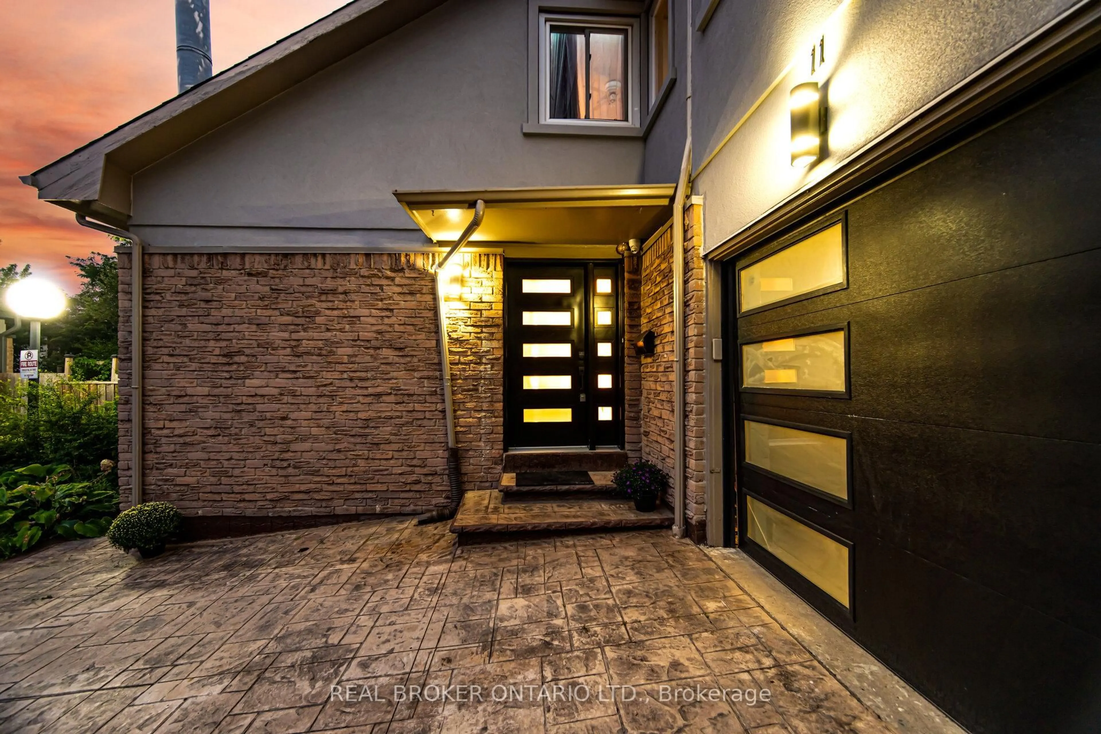 Unknown for 11 Pierpont Pl, Mississauga Ontario L5N 5V1