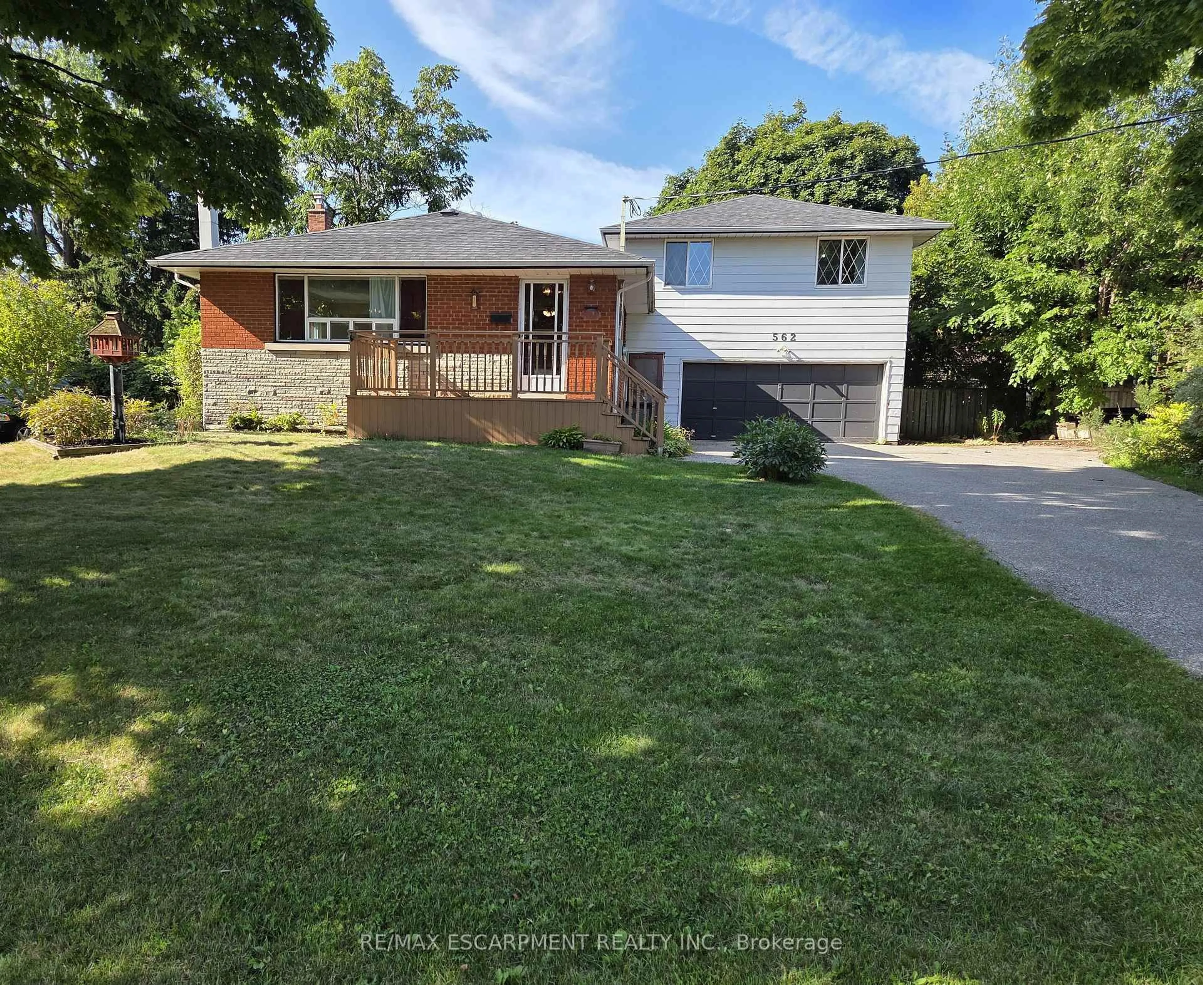 A pic from outside/outdoor area/front of a property/back of a property/a pic from drone, street for 562 Wellington Cres, Oakville Ontario L6L 4X5