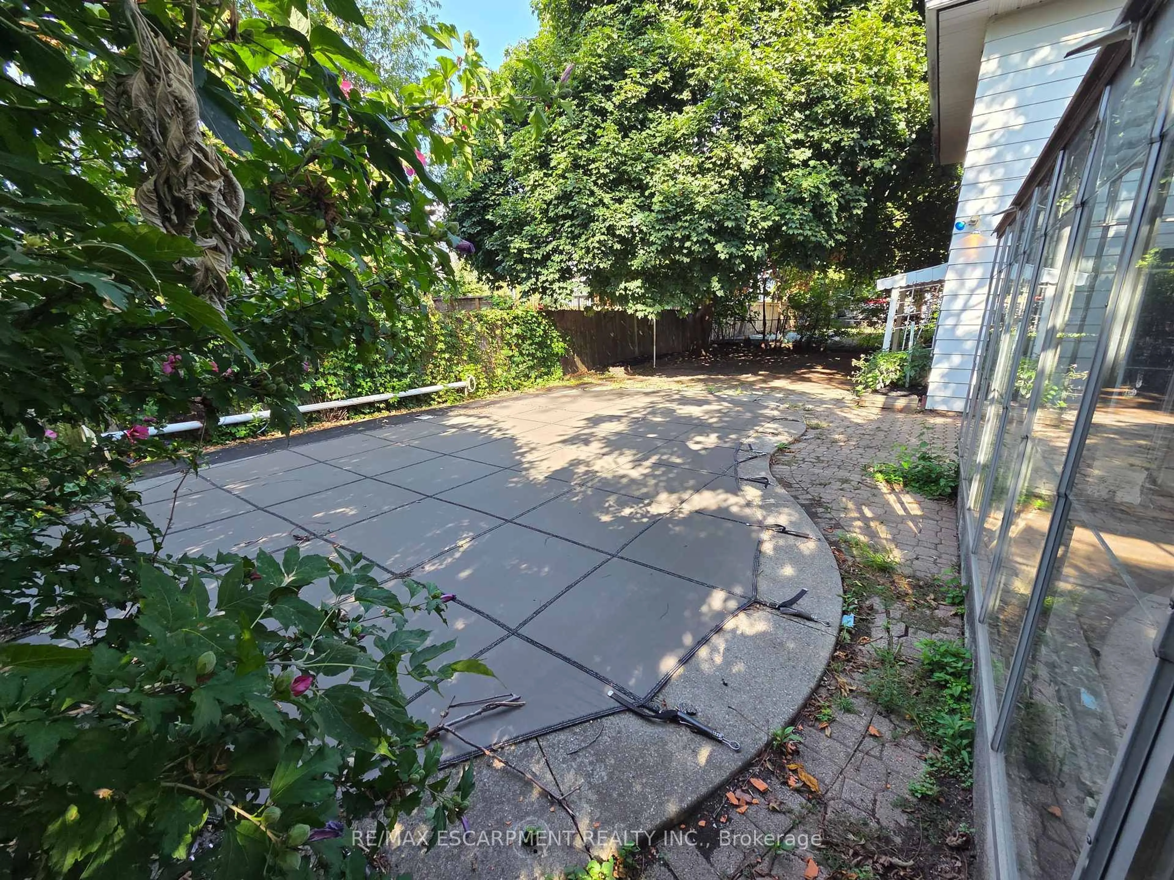 Patio, street for 562 Wellington Cres, Oakville Ontario L6L 4X5