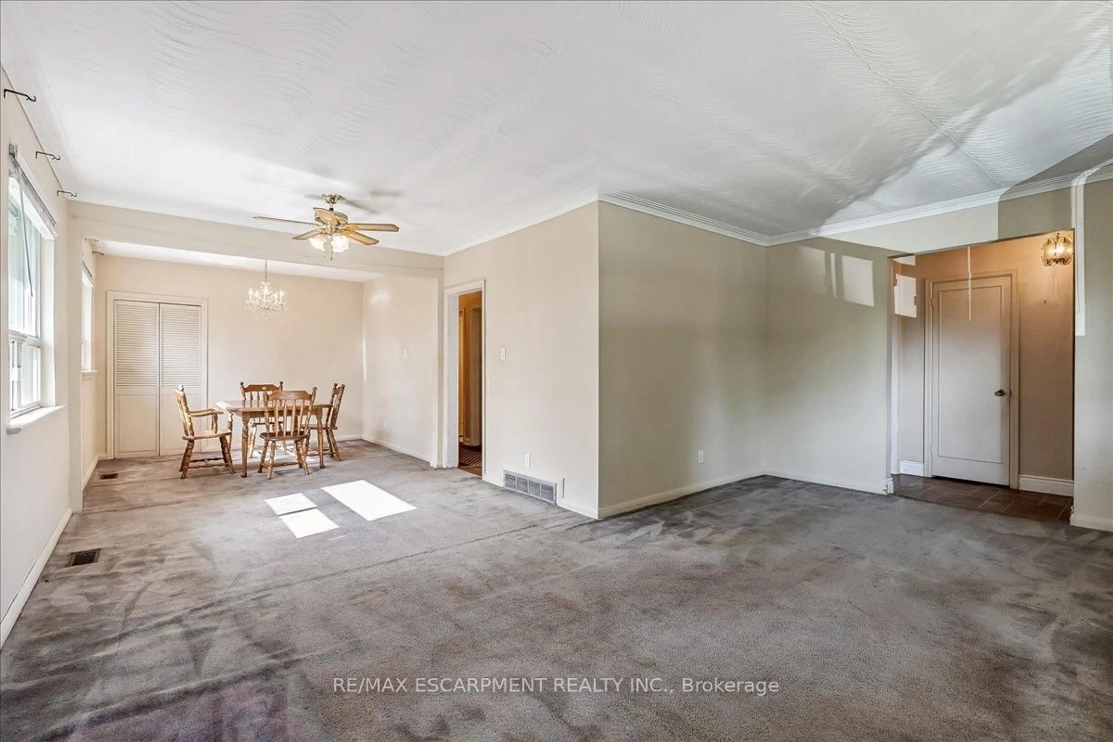 A pic of a room for 562 Wellington Cres, Oakville Ontario L6L 4X5