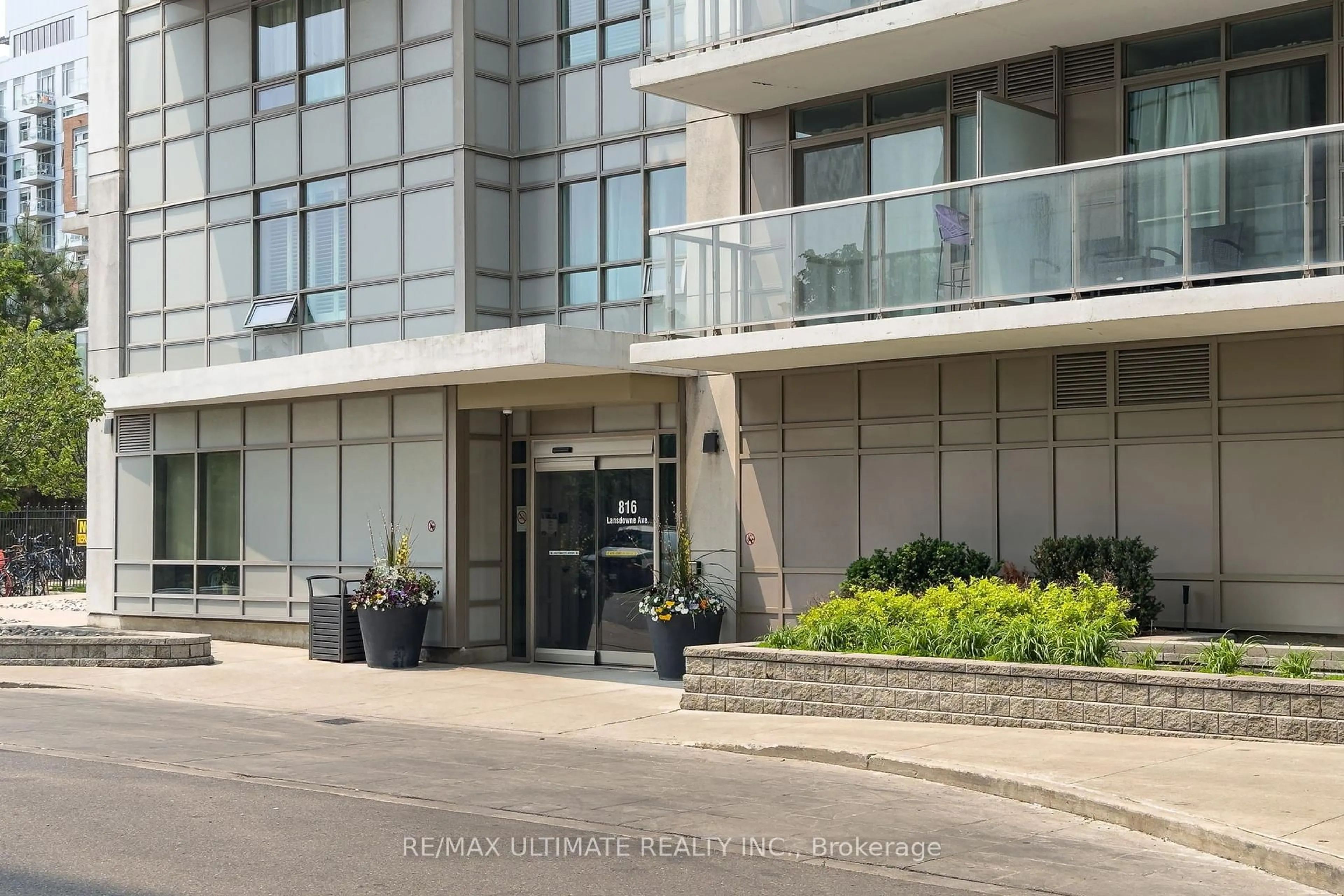 Indoor foyer for 816 Lansdowne Ave #1011, Toronto Ontario M6H 4K6