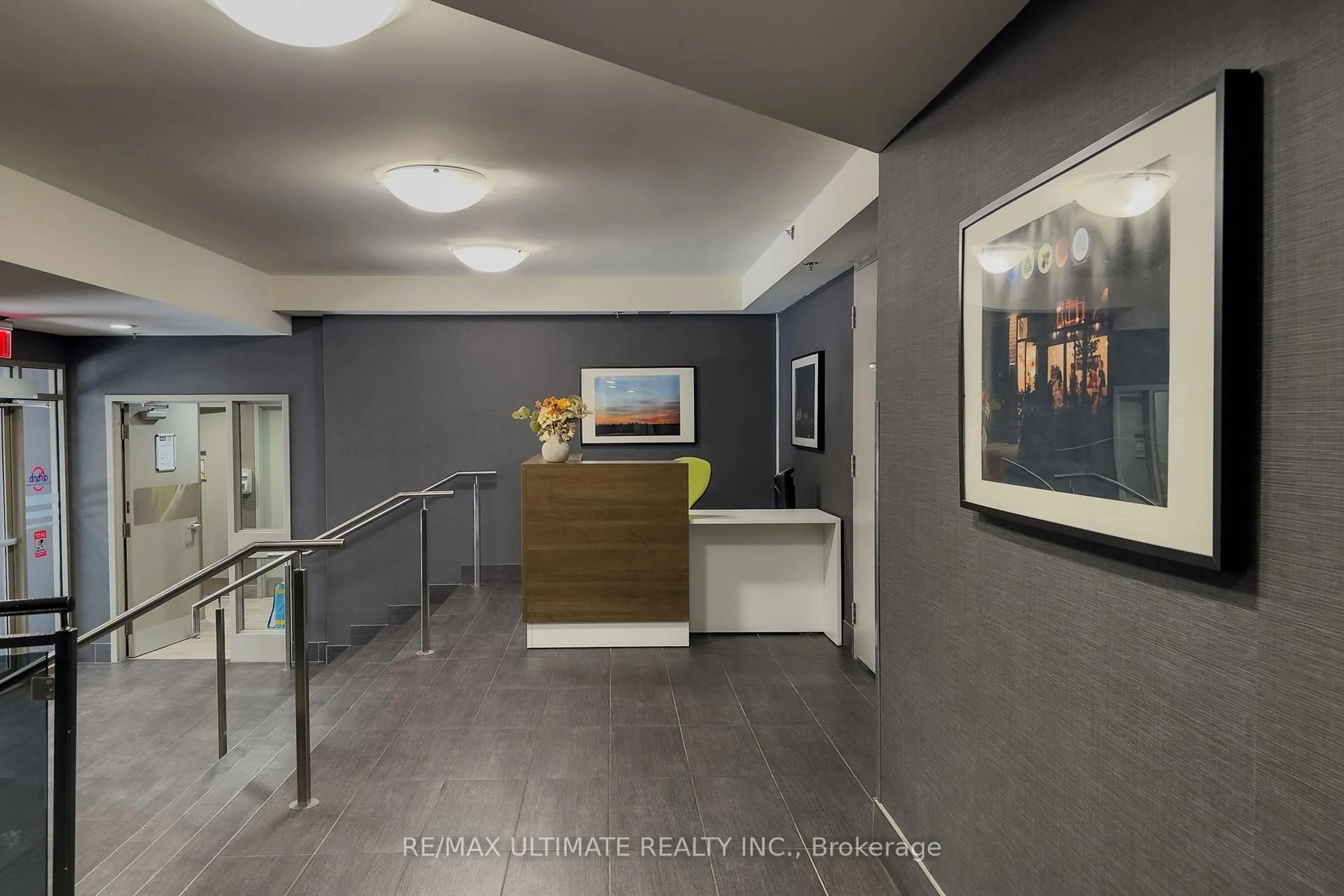 Indoor foyer for 816 Lansdowne Ave #1011, Toronto Ontario M6H 4K6