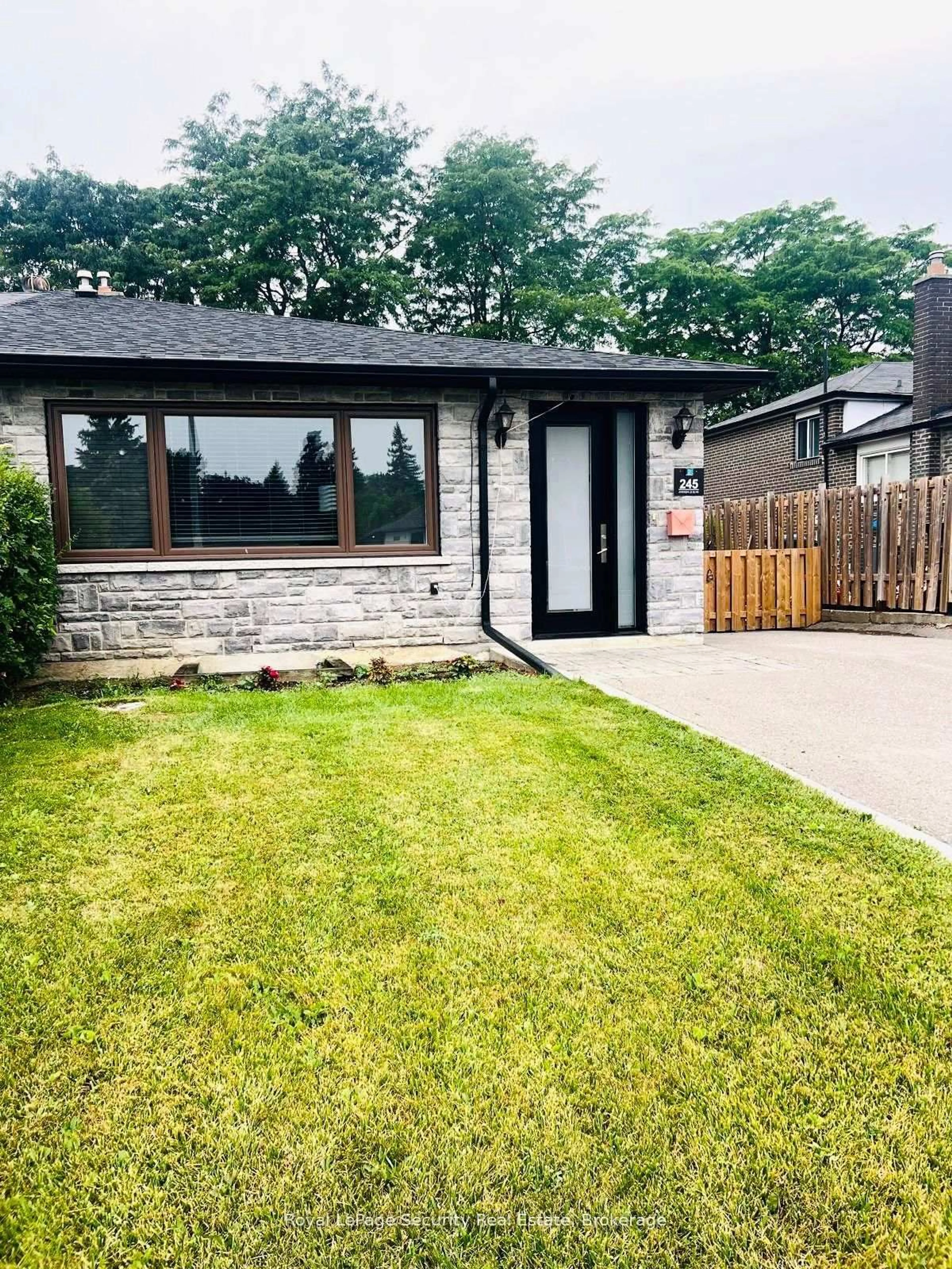 Unknown for 245 Avondale Blvd, Brampton Ontario L6T 1J3