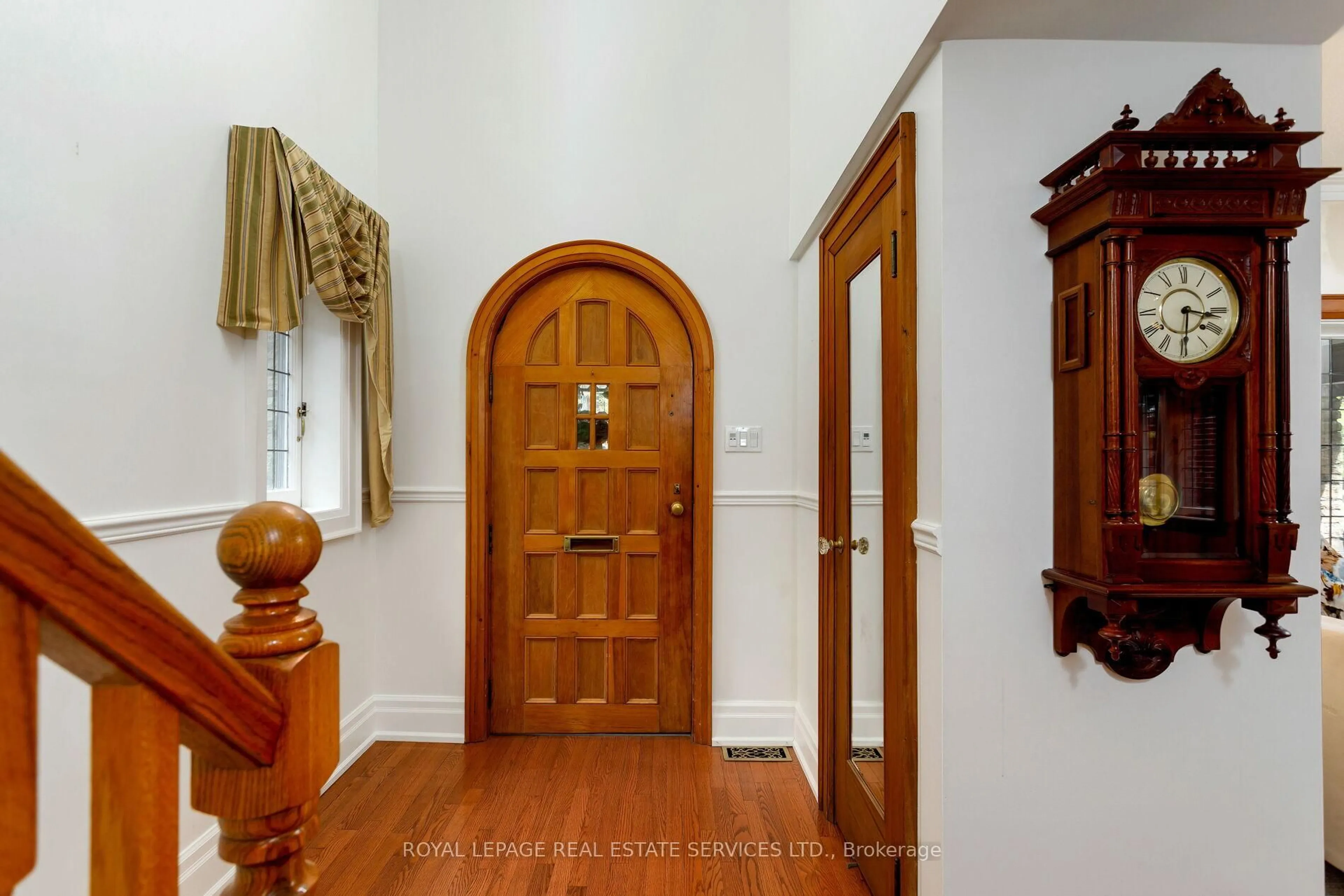 Indoor entryway for 154 Humbercrest Blvd, Toronto Ontario M6S 4L3