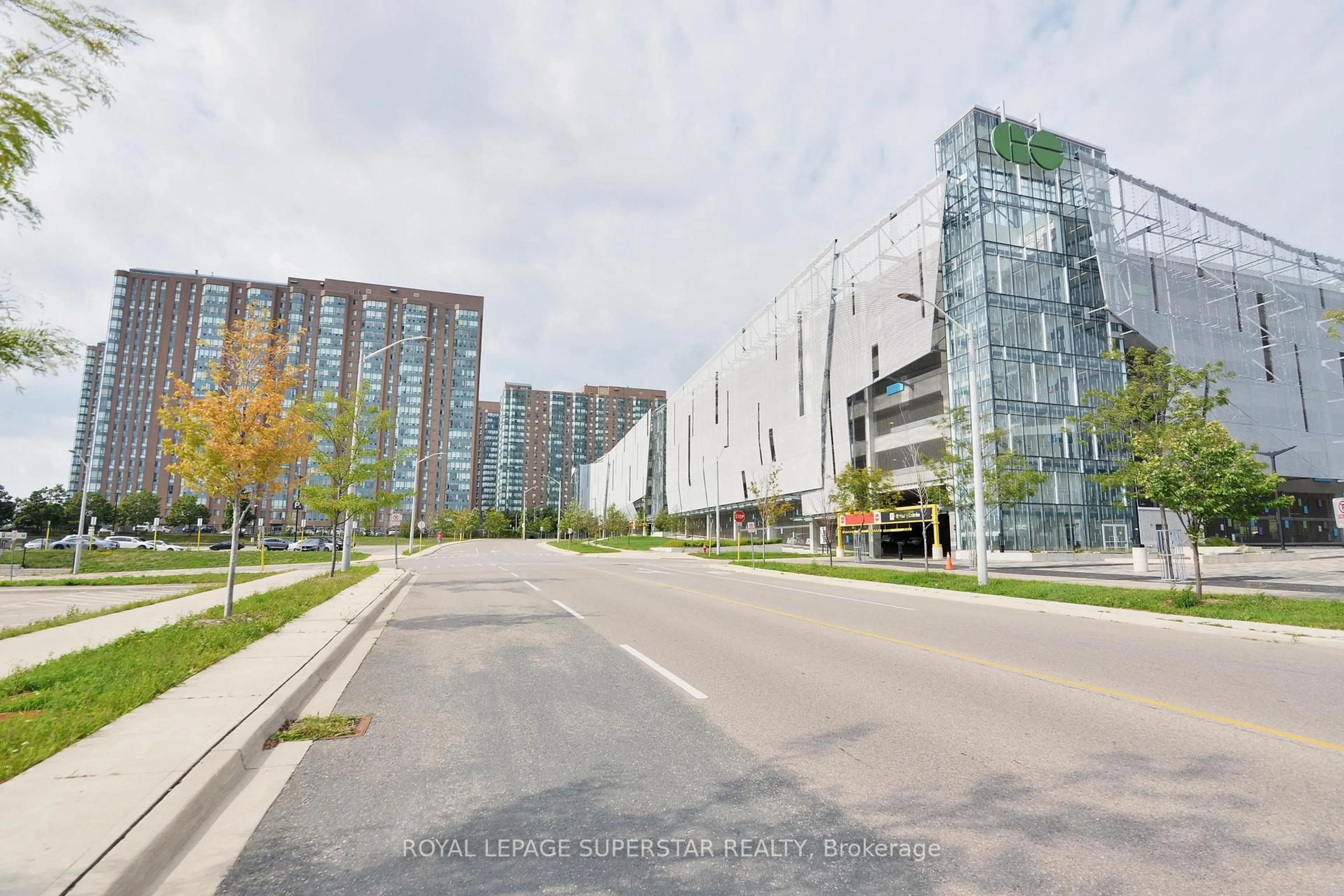 Blurry image for 115 Hillcrest Ave #215, Mississauga Ontario L5B 3Y9