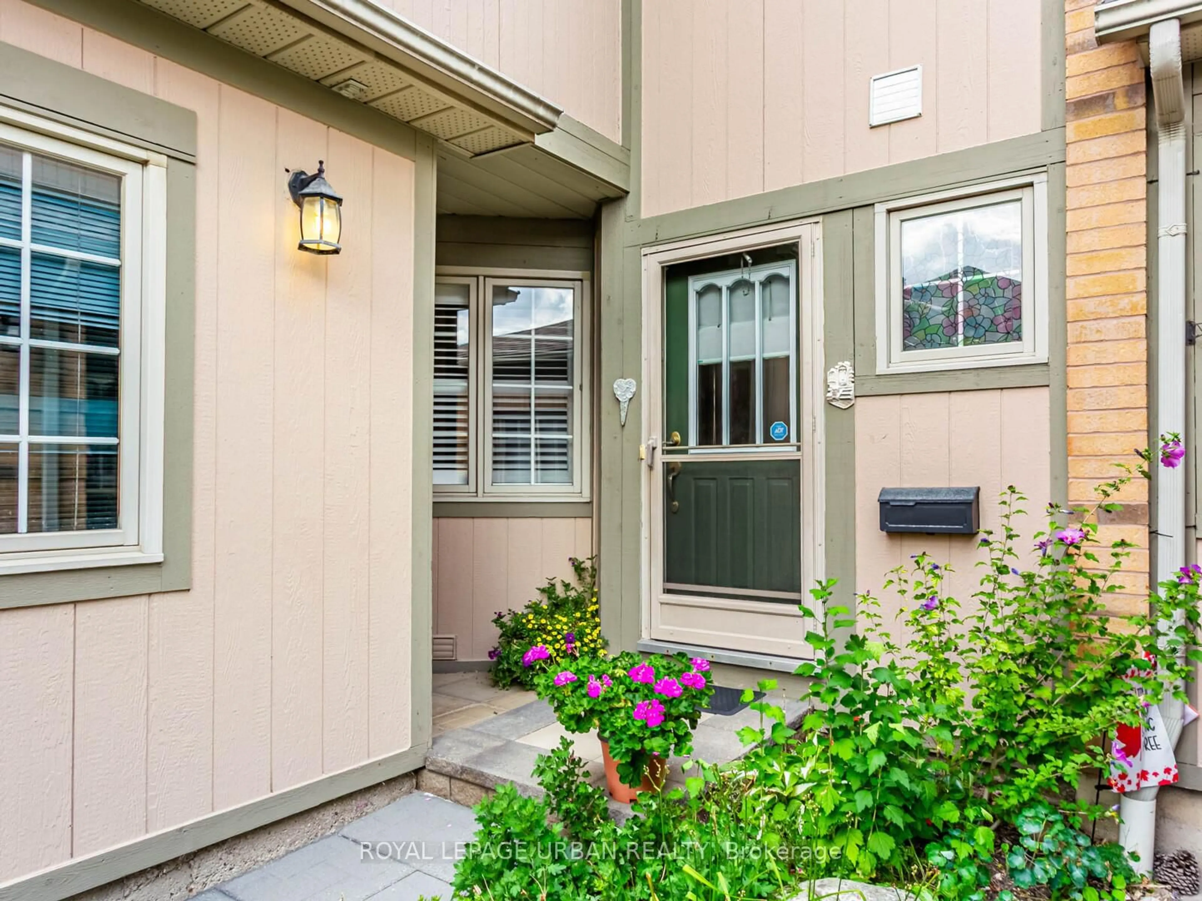 Indoor entryway for 5662 Glen Erin Dr #111, Mississauga Ontario L5M 5J2